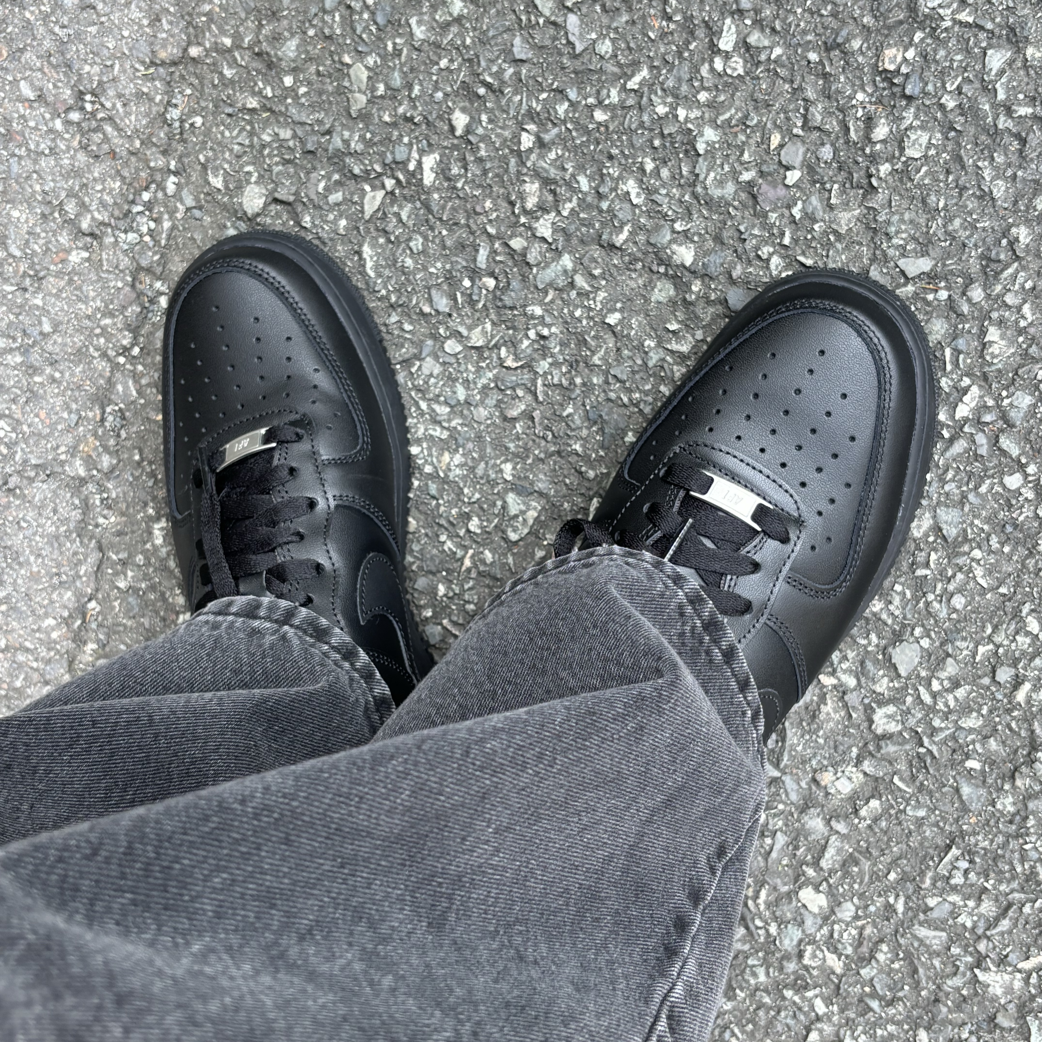 Nike Air Force 1 '07 Low Triple Black 착용 스타일