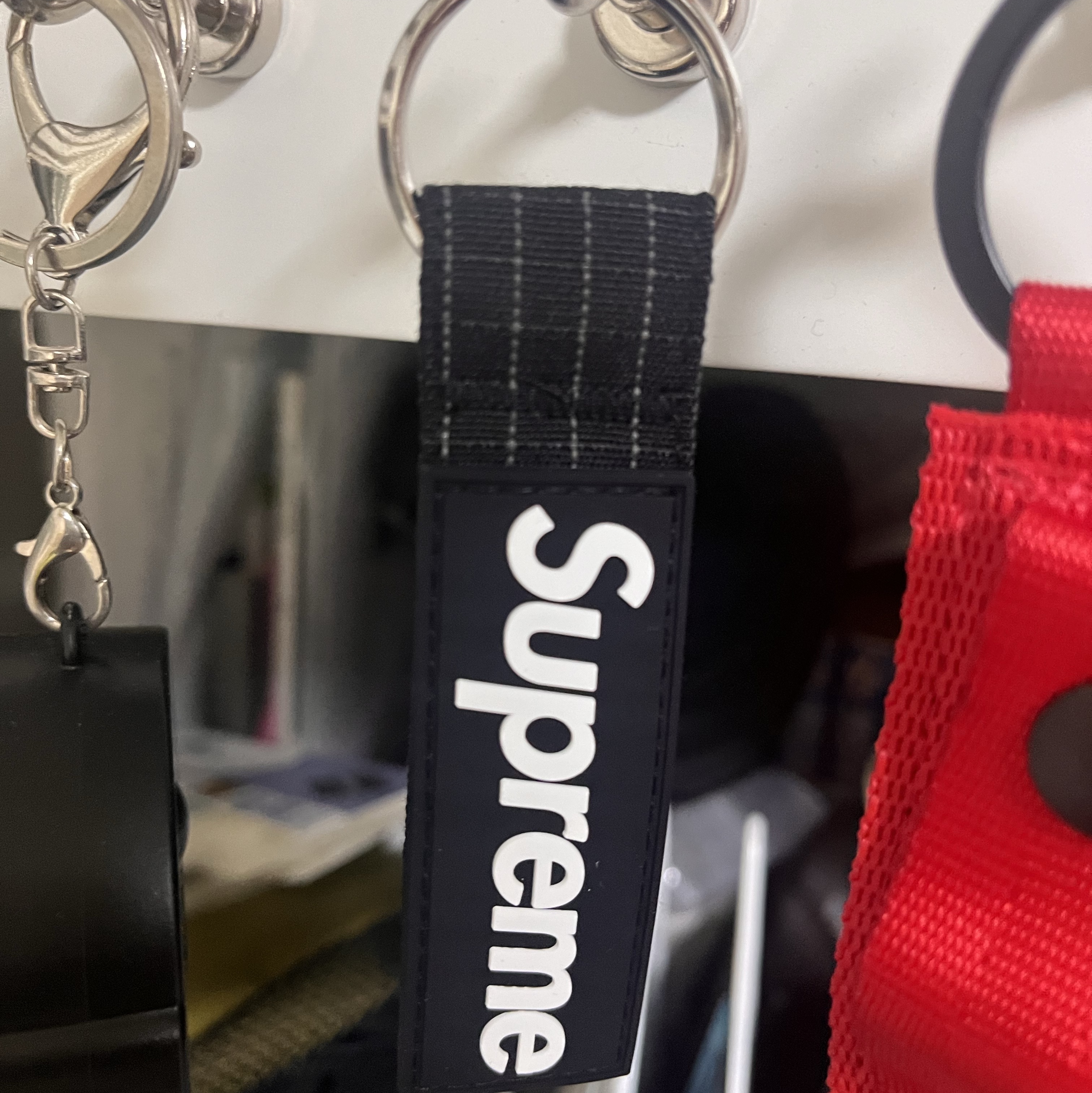 Supreme Ripstop Keychain Black - 24SS 착용 스타일
