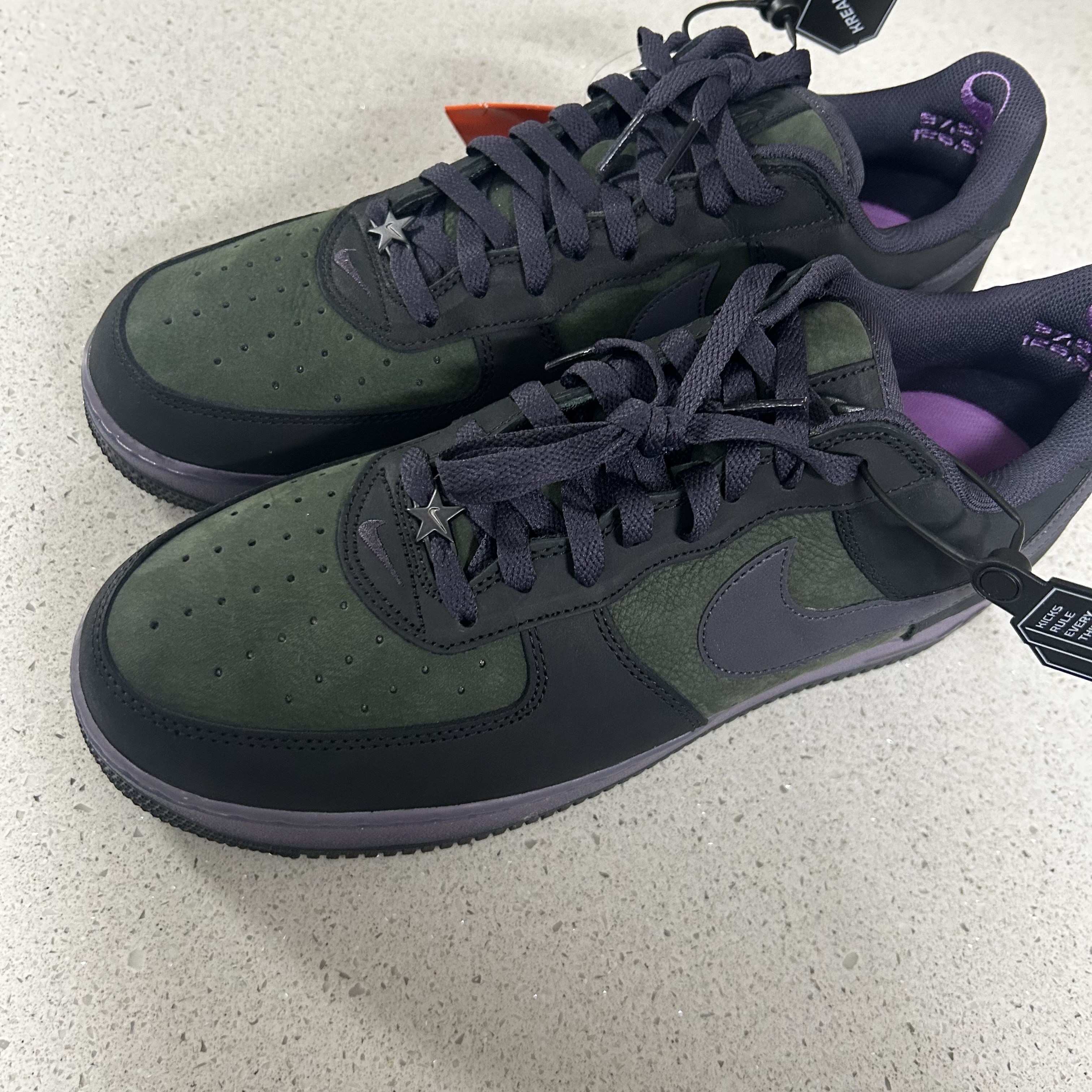 Nike Air Force 1 Retro Seoul Black and Sequoia 착용 스타일 - 1