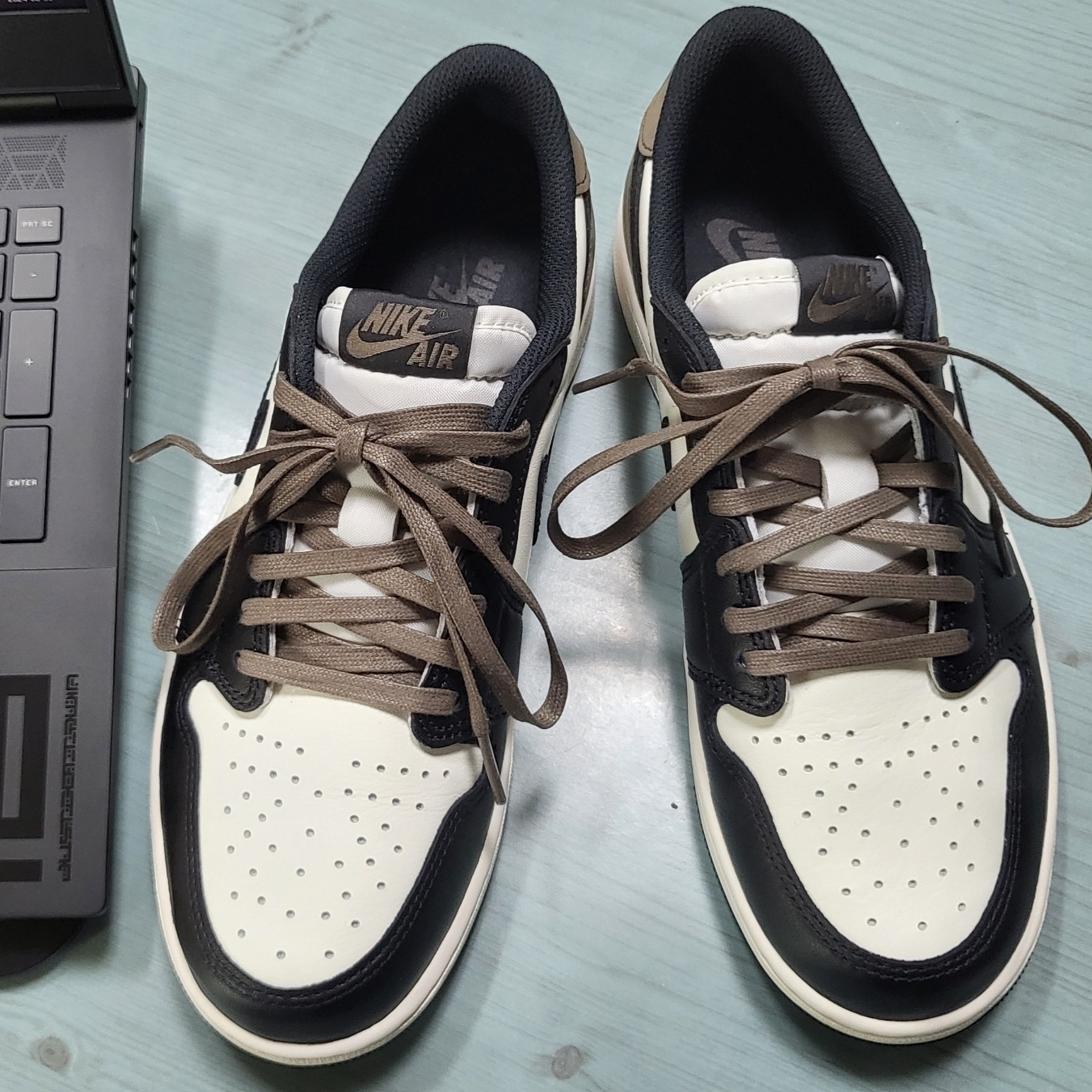 Jordan 1 Retro Low OG Mocha 착용 스타일 - 1