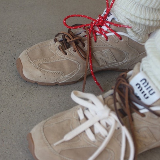 (W) New Balance x Miu Miu 530 Suede Mesh Sneakers Ecru 착용 스타일 - 2