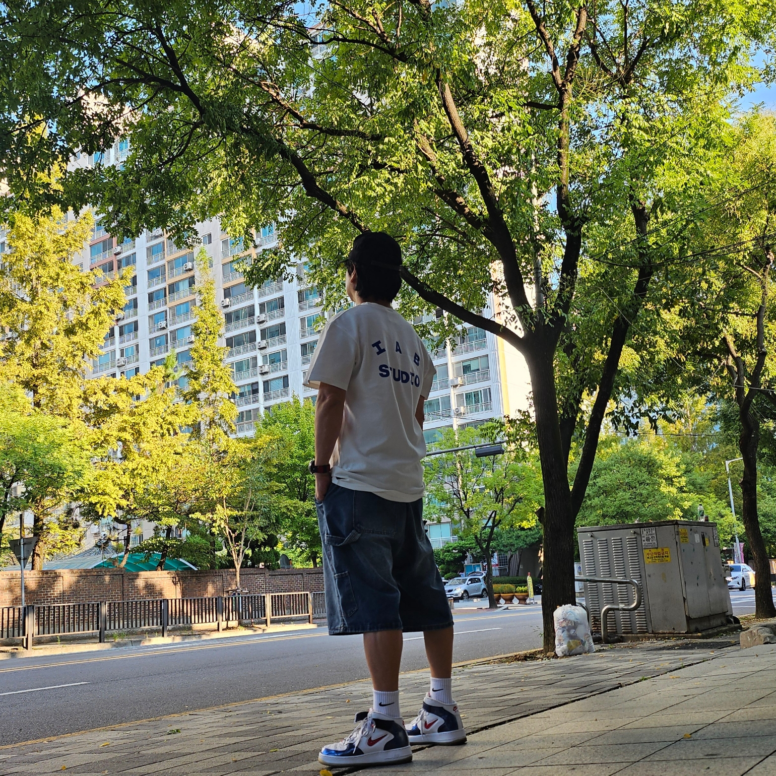 Nike Air Force 1 Mid QS University Red and Midnight Navy, IAB Studio 10th Anniversary T-Shirt White 착용 스타일 - 2