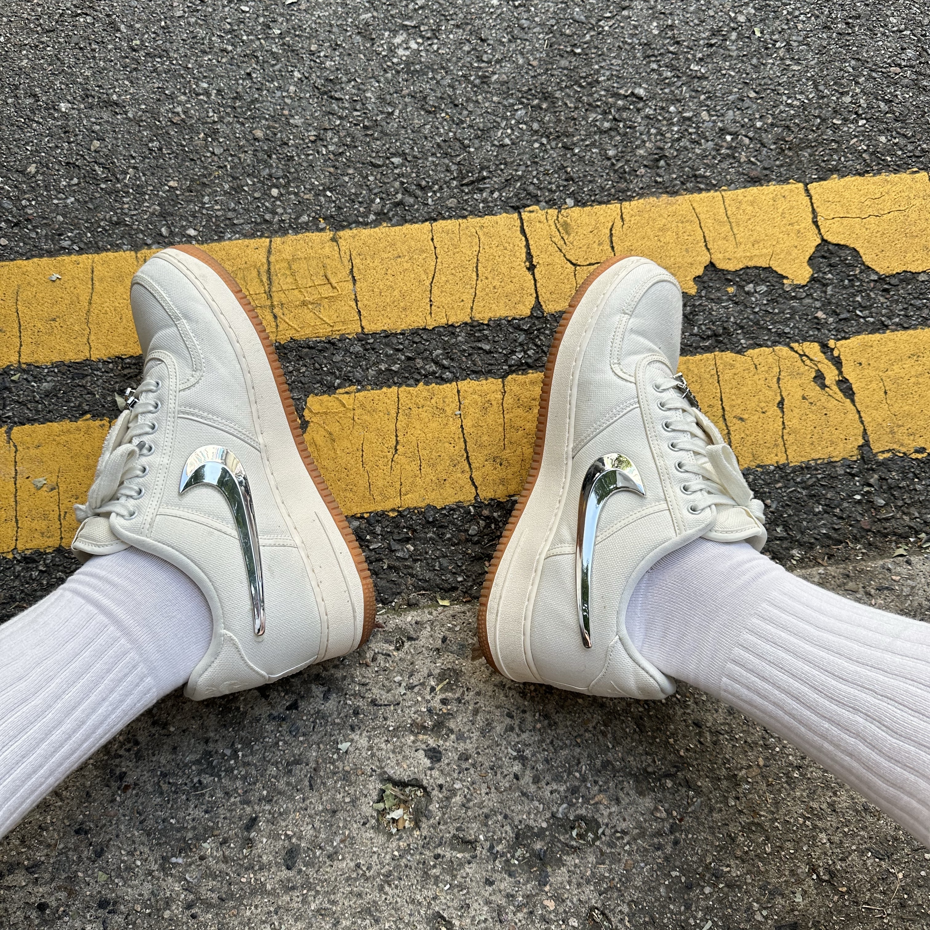 Nike x Travis Scott Air Force 1 Low Sail, Uniqlo UT x Kaws x Warhol S/S Graphic T-Shirt B White 착용 스타일 - 2
