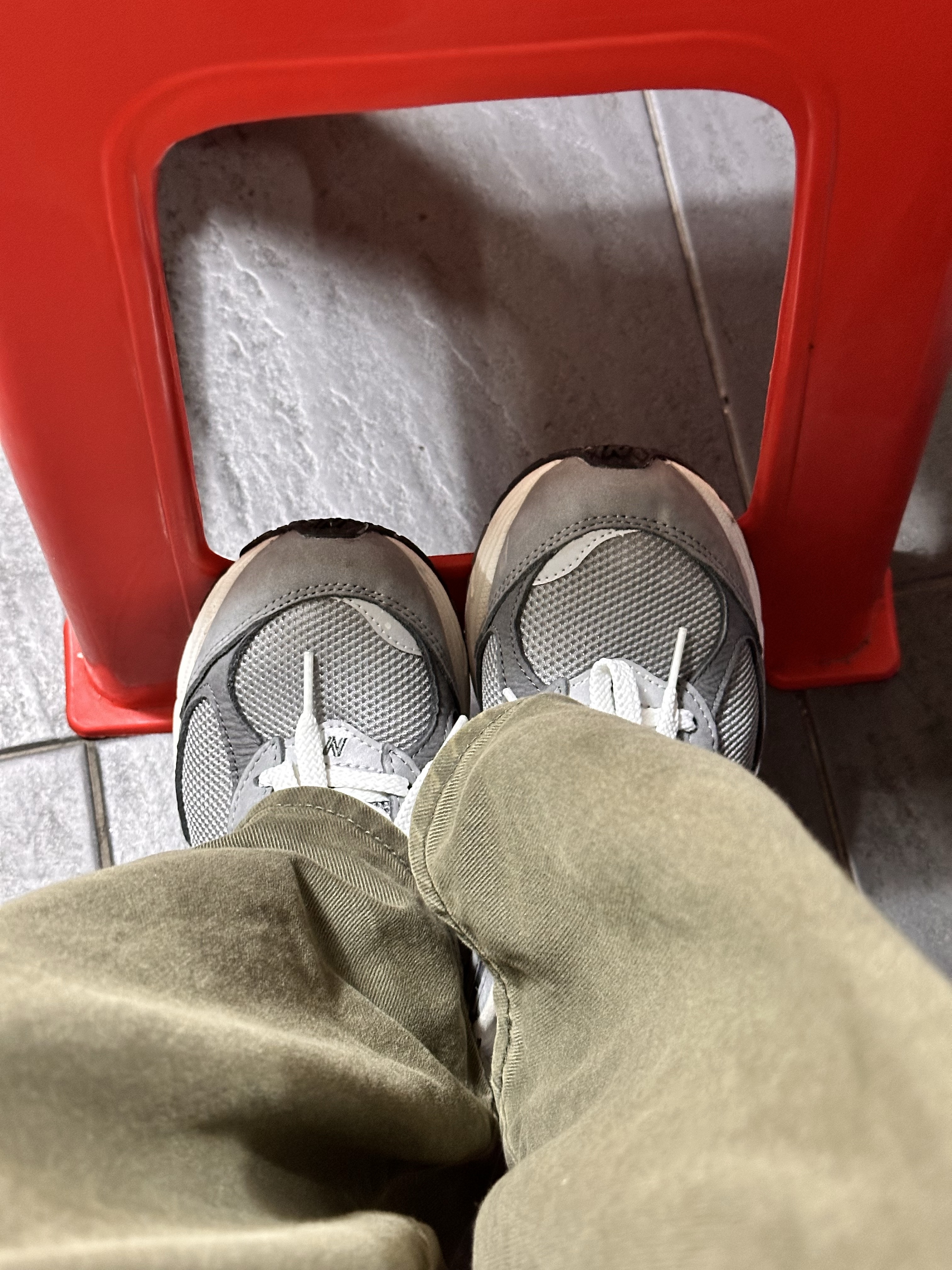 New Balance 2002R Premium Vintage Grey 착용 스타일