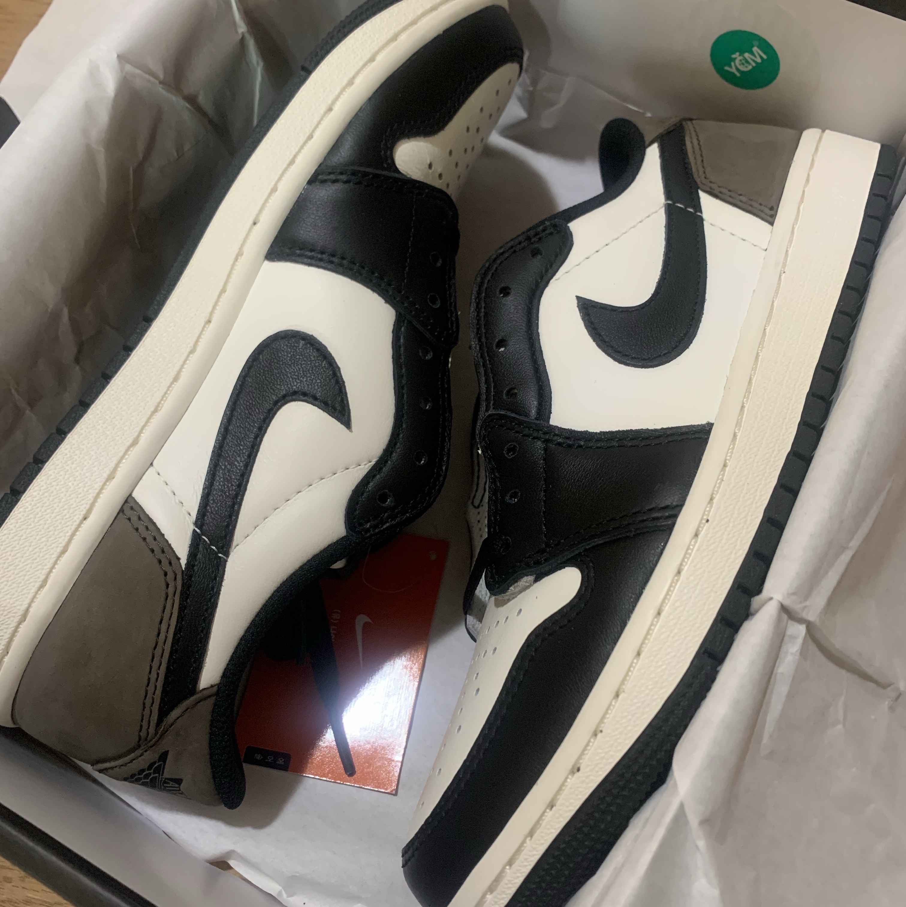 Jordan 1 Retro Low OG Mocha 착용 스타일 - 3