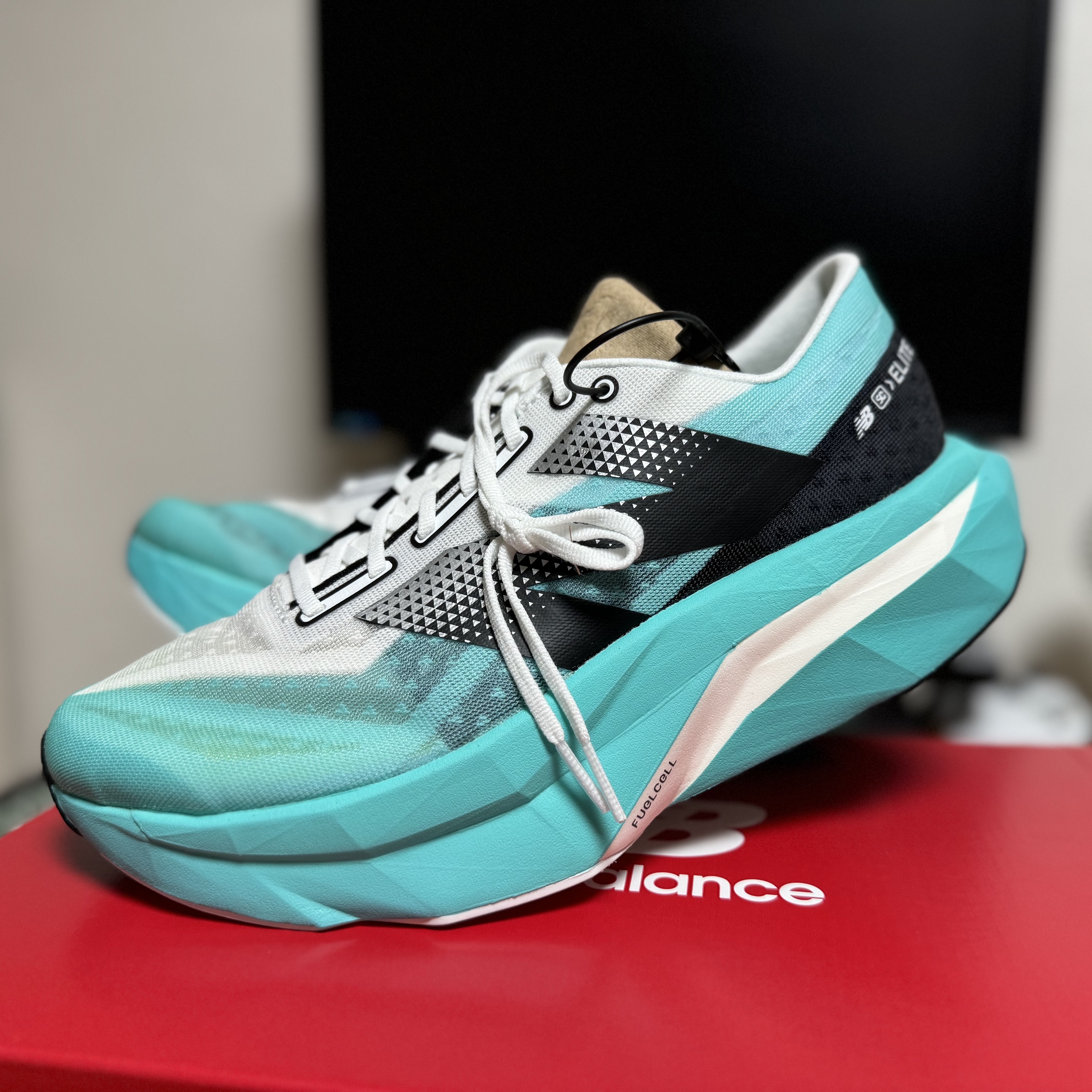 New Balance Fuelcell Supercomp Elite v4 Cyber Jade White - 2E Wide 착용 스타일