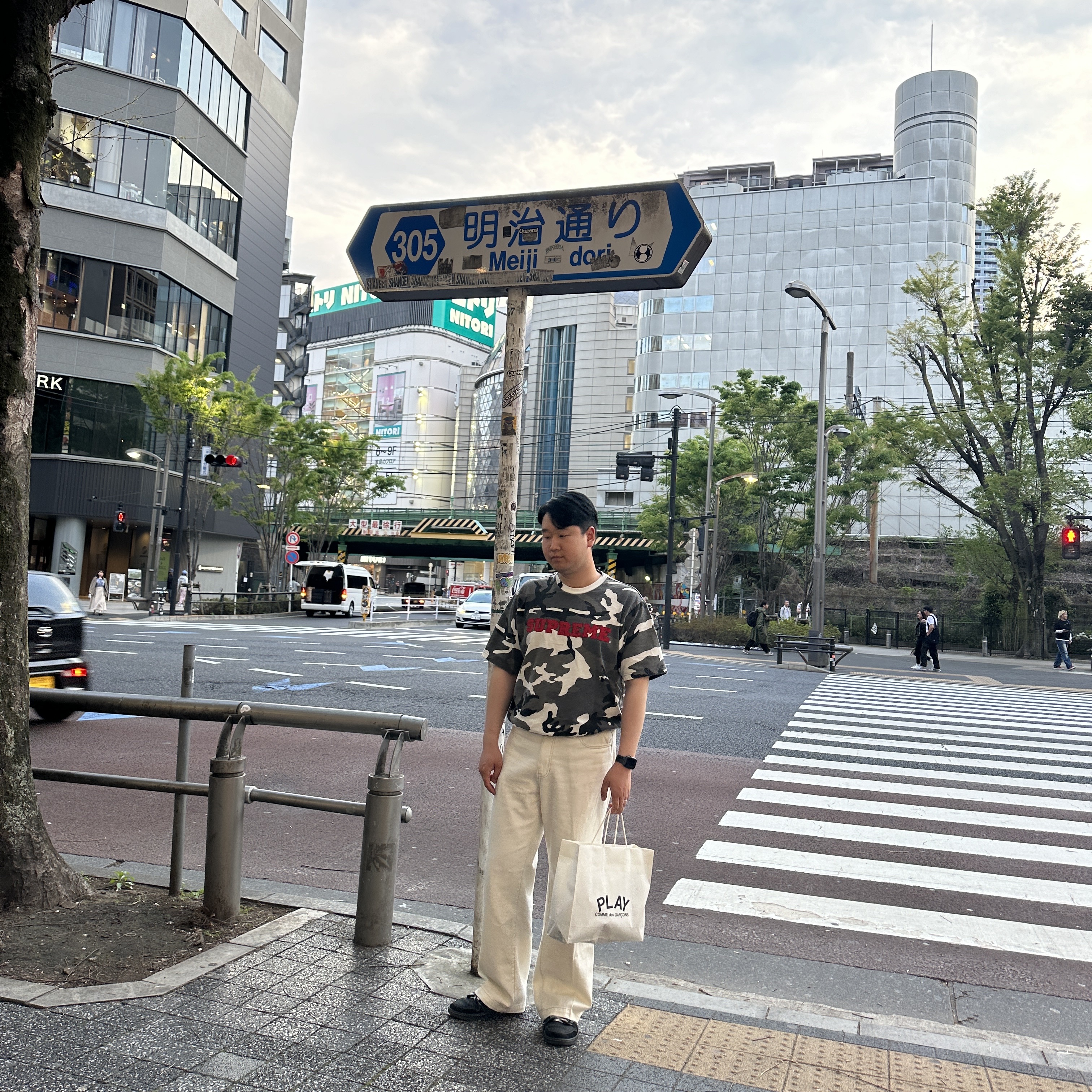 Supreme Collegiate S/S Top Snow Camo - 23FW, Jordan 1 x Travis Scott Retro Low OG SP Black Phantom 착용 스타일