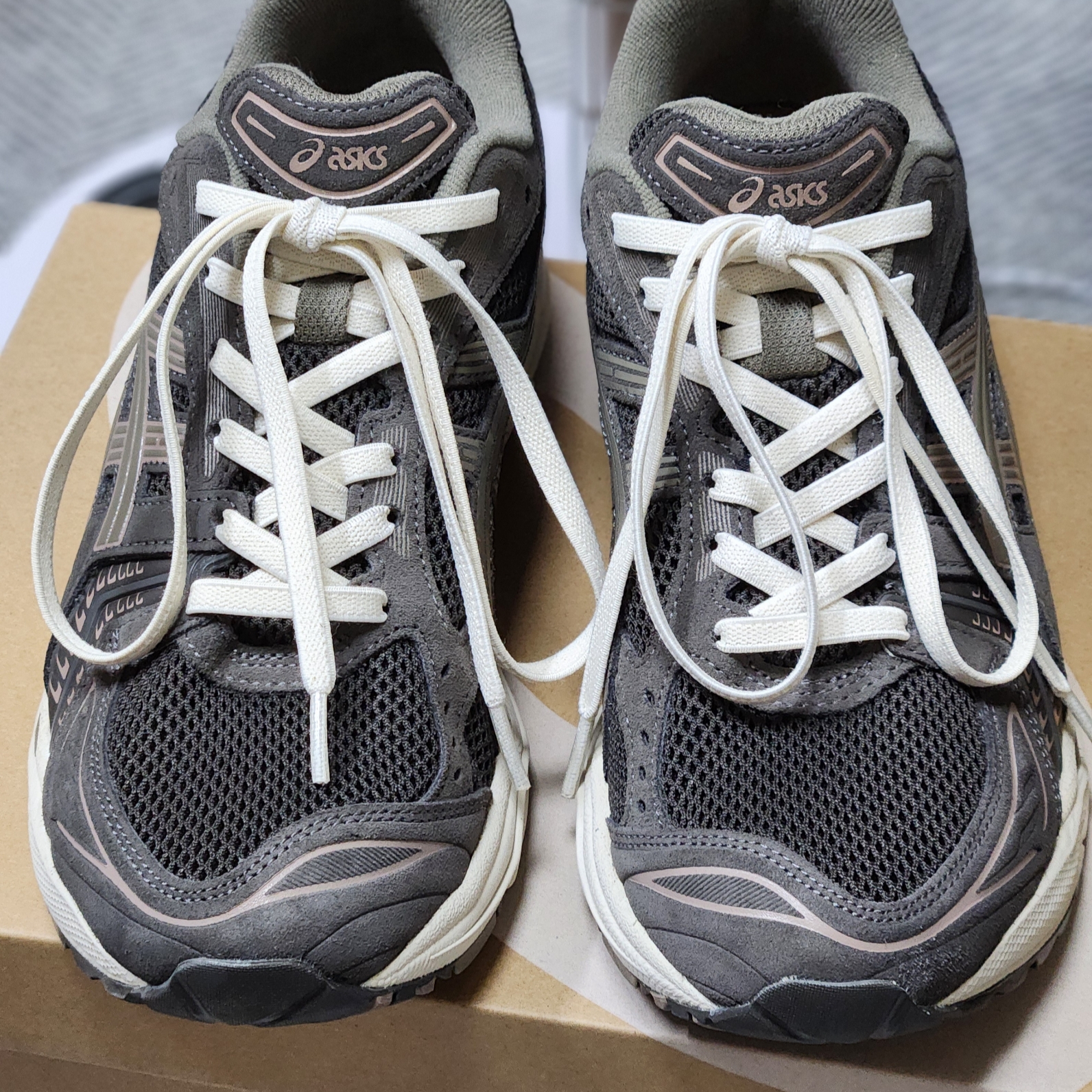 Asics Gel-Kayano 14 Dark Sepia Dark Taupe 착용 스타일 - 4