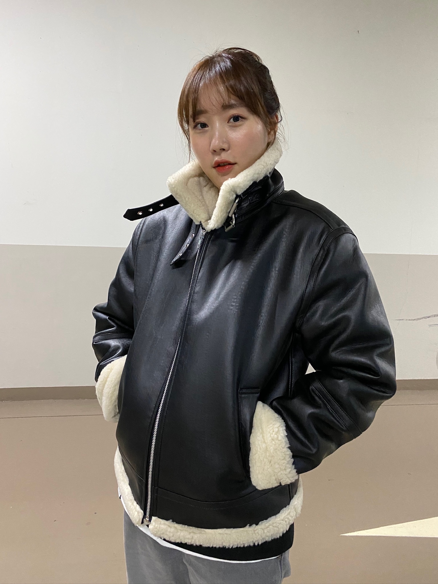 QT8 Garments GB B-3 Mouton Jacket Black/Beige, New Balance x Thisisneverthat 2002R White 착용 스타일 - 3