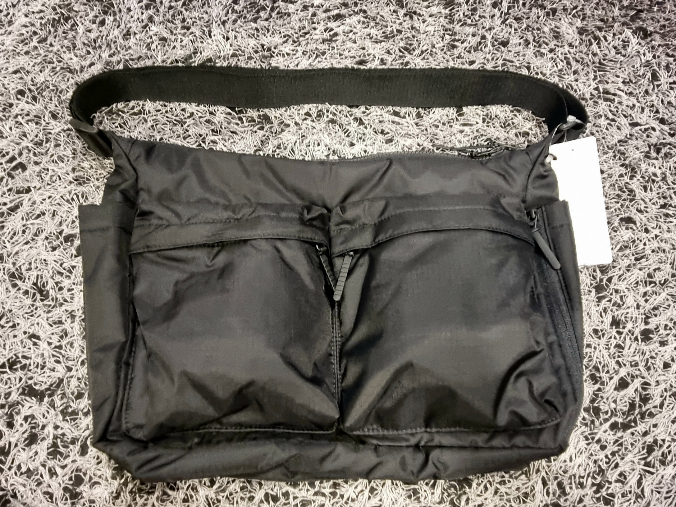 Uniqlo Multi Pocket Shoulder Bag Black 착용 스타일 - 2