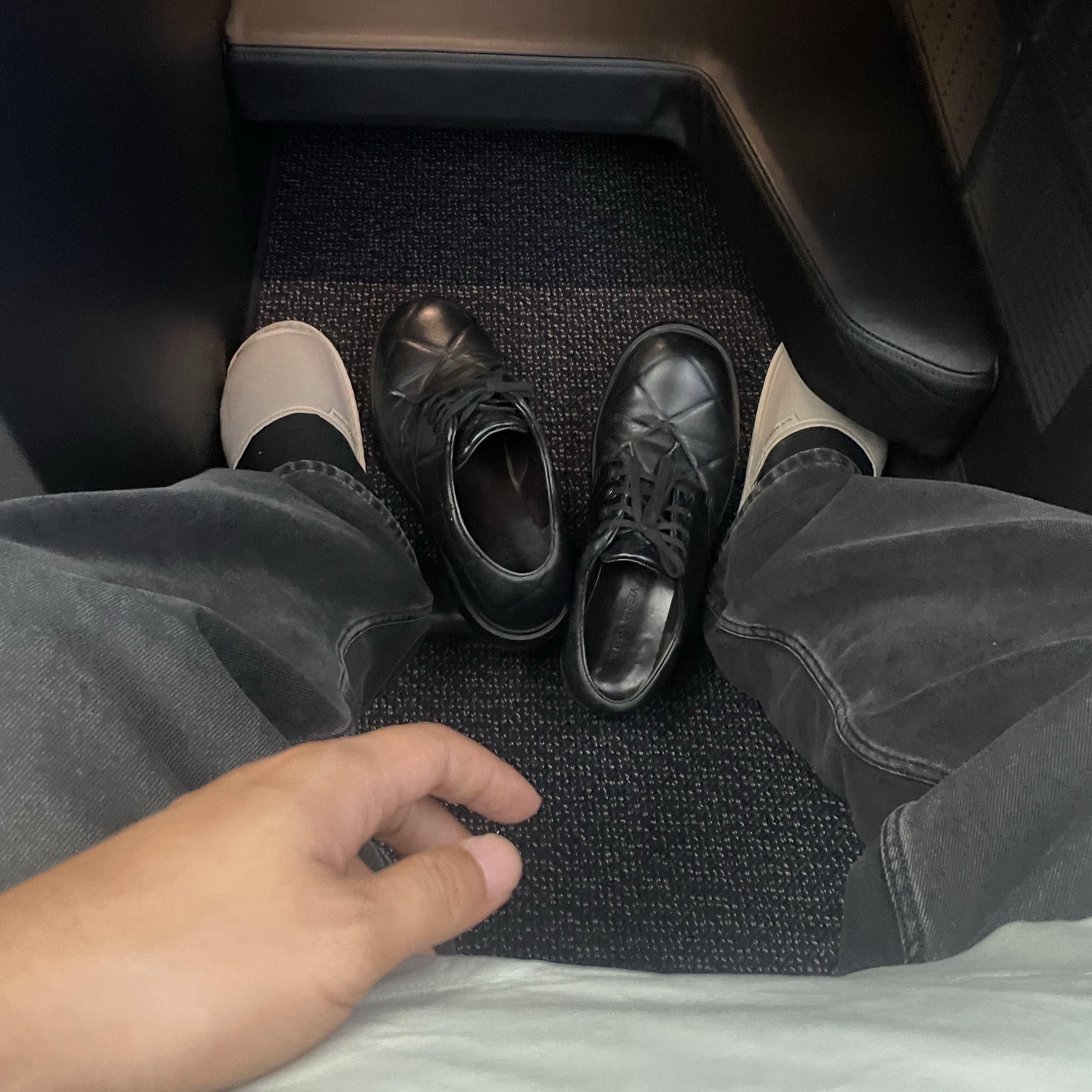 Rimowa Original Trunk Plus Aluminum Silver, Bottega Veneta Intrecciato Derby Shoes Graphite Black 착용 스타일 - 2