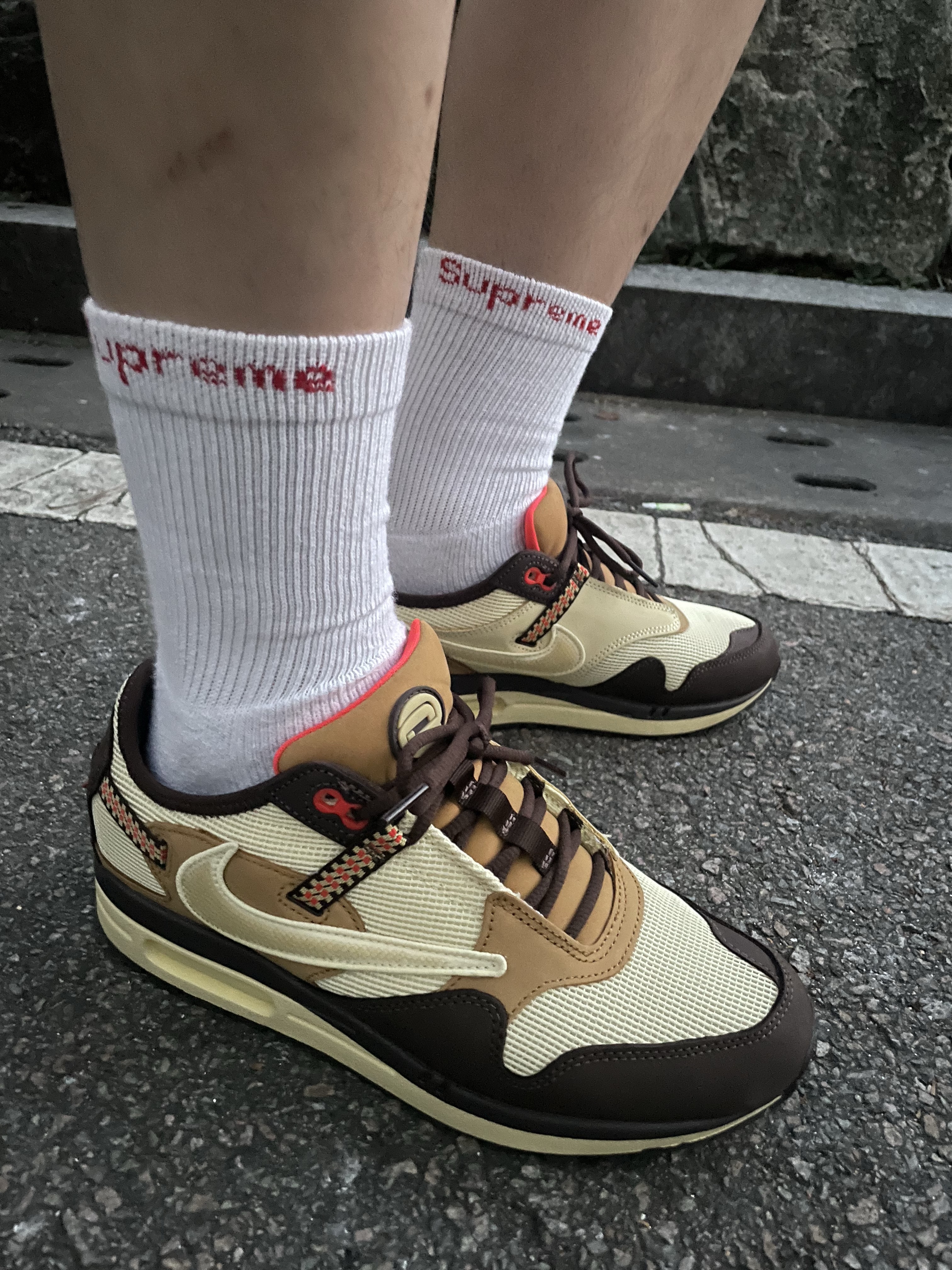 Vans x Mark SBTG Skelleton Short Sleeve Shirt Brown, Nike x Travis Scott Air Max 1 Cact.us Brown 착용 스타일 - 3