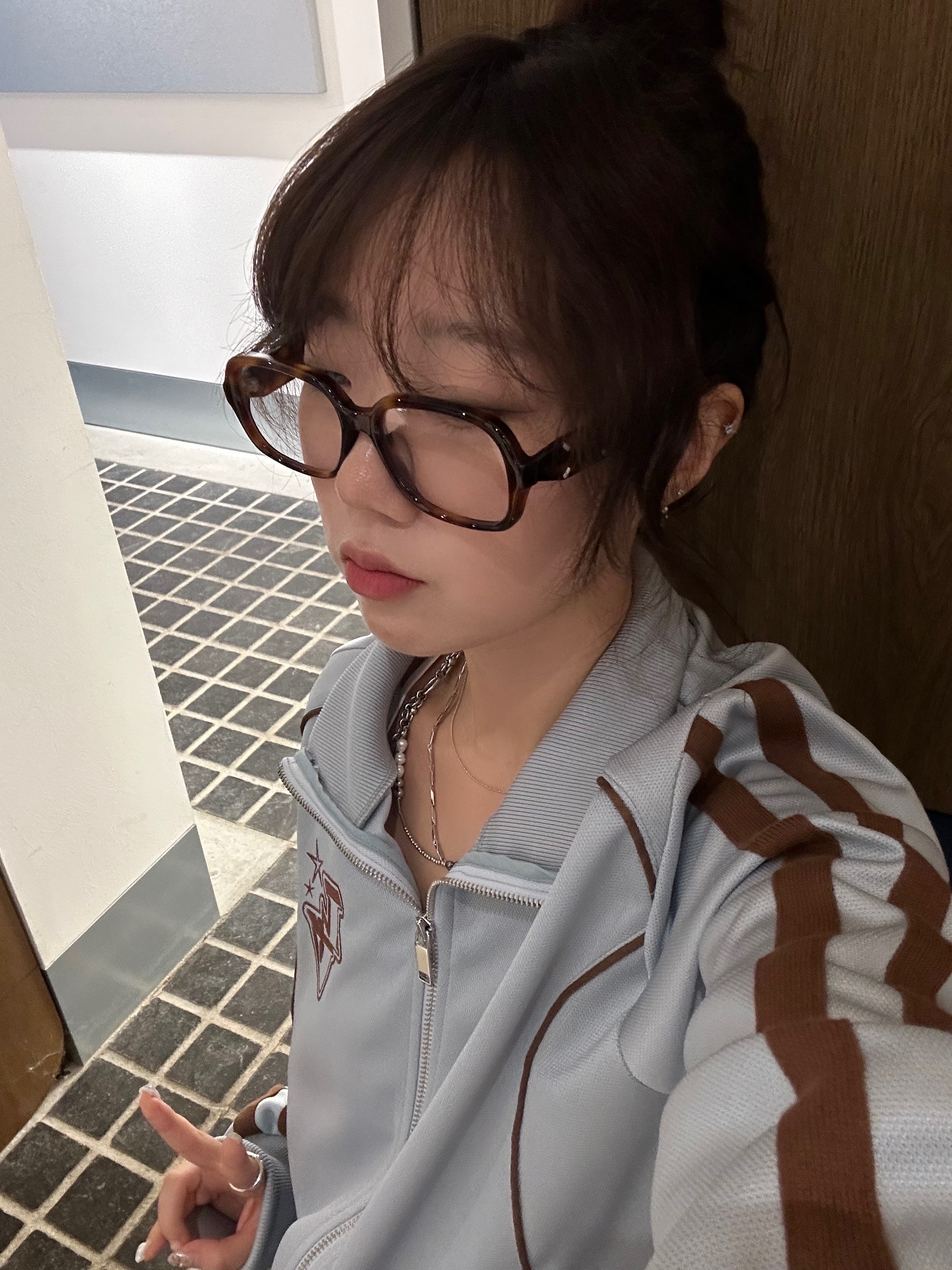 Gentle Monster x Maison Margiela MM114 Tortoiseshell Clear, Nike x Jacquemus J Force 1 Low LX SP White 착용 스타일 - 4
