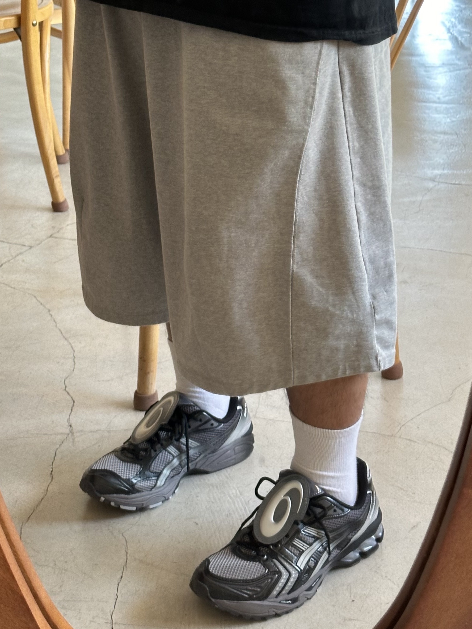 Asics x The Museum Visitor Gel-Kayano 14 Clay Grey Glacier Grey, Stussy Surfwalk Pigment Dyed T-Shirt Black 착용 스타일 - 3
