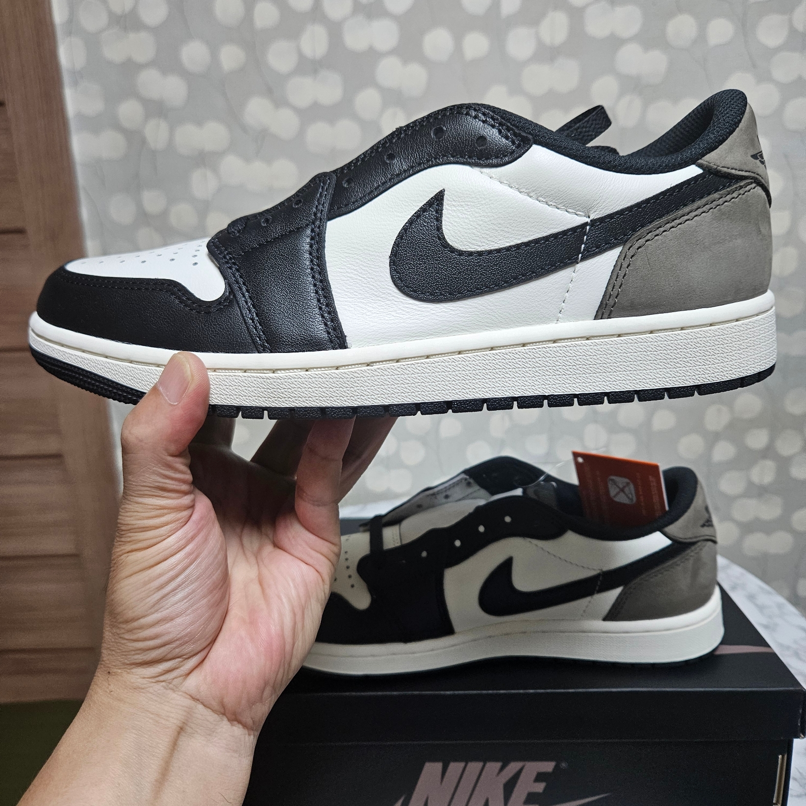 Jordan 1 Retro Low OG Mocha 착용 스타일 - 2