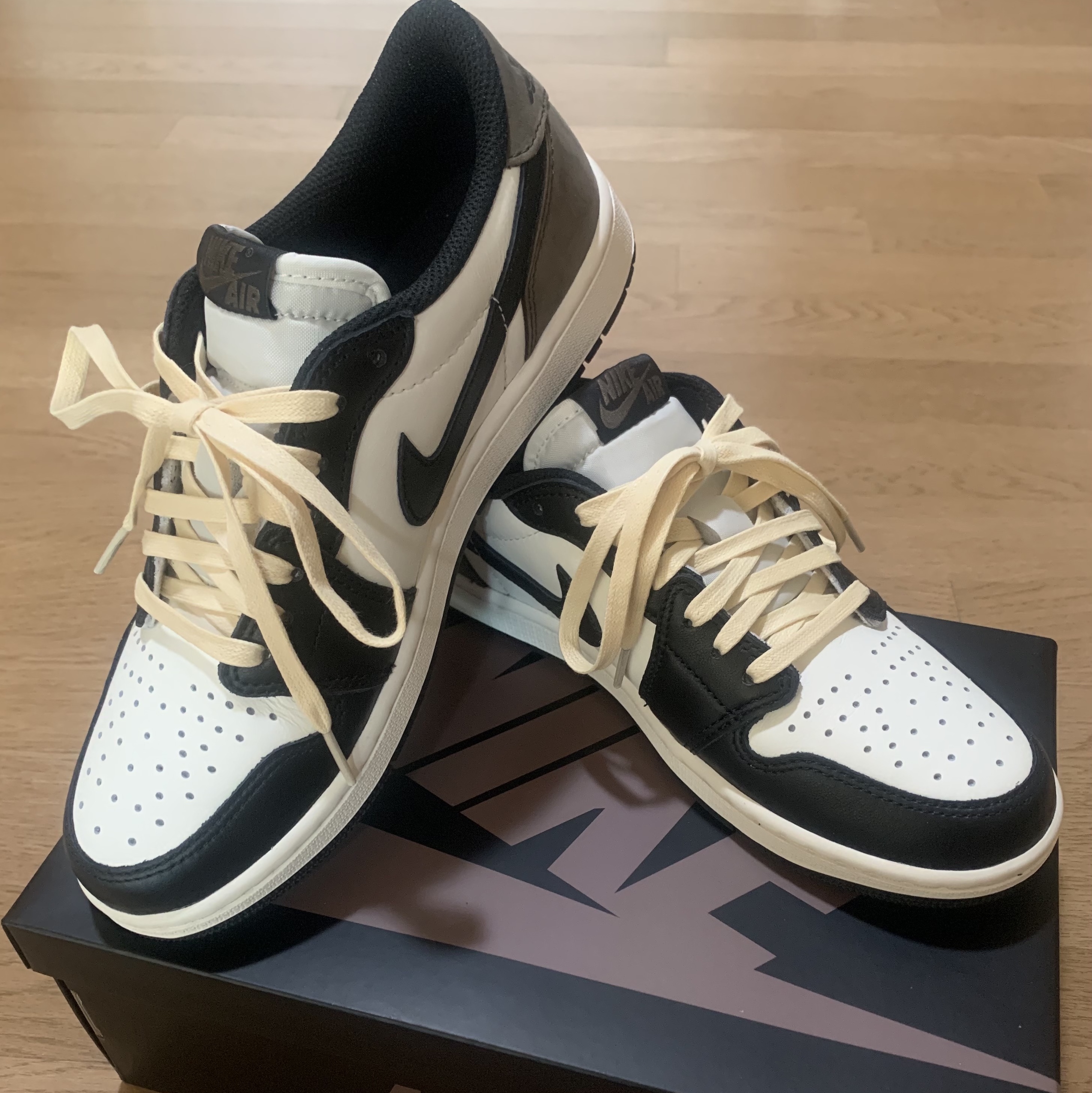 Jordan 1 Retro Low OG Mocha 착용 스타일 - 1