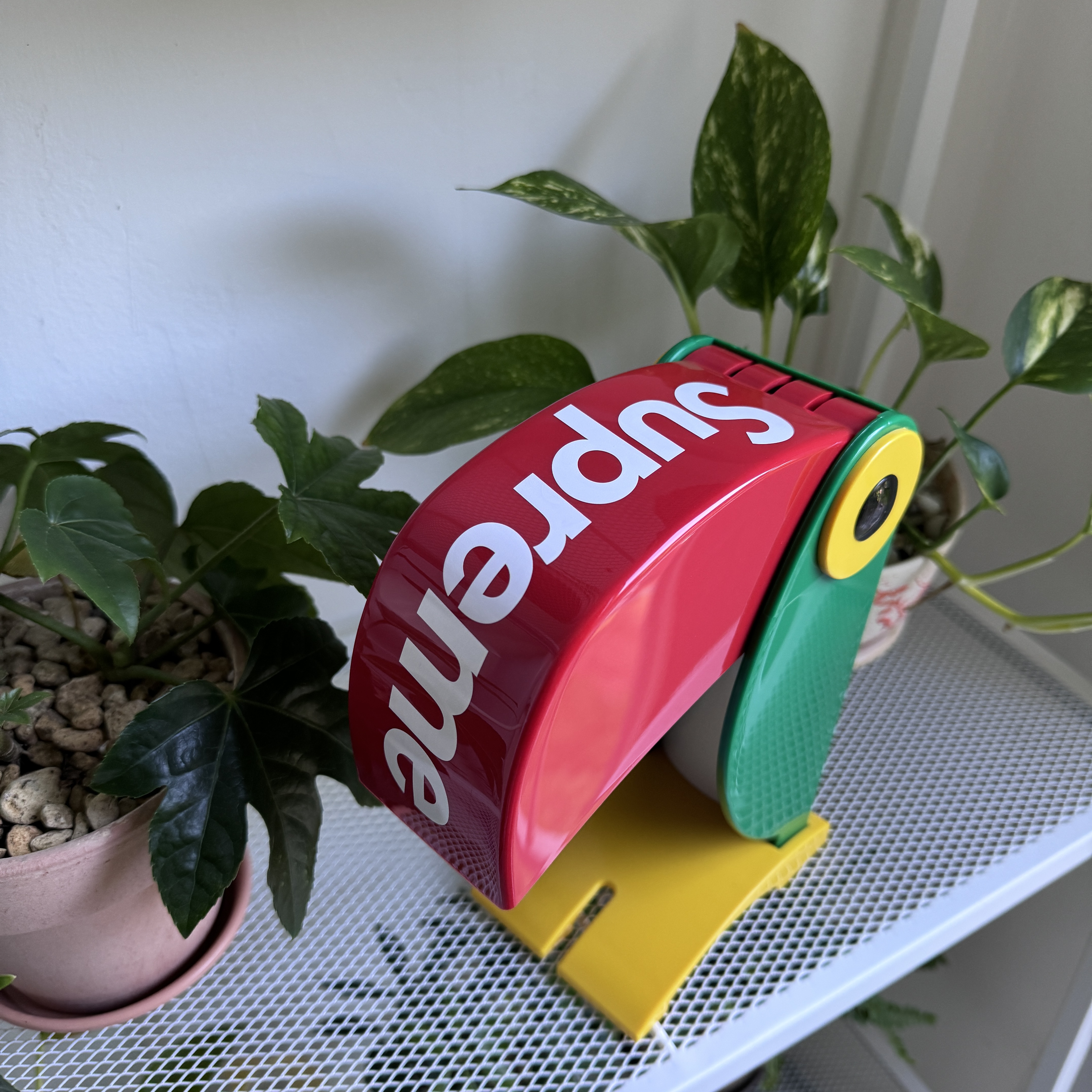Supreme x Linea Zero Toucan Lamp Multicolor - 24SS 착용 스타일 - 2