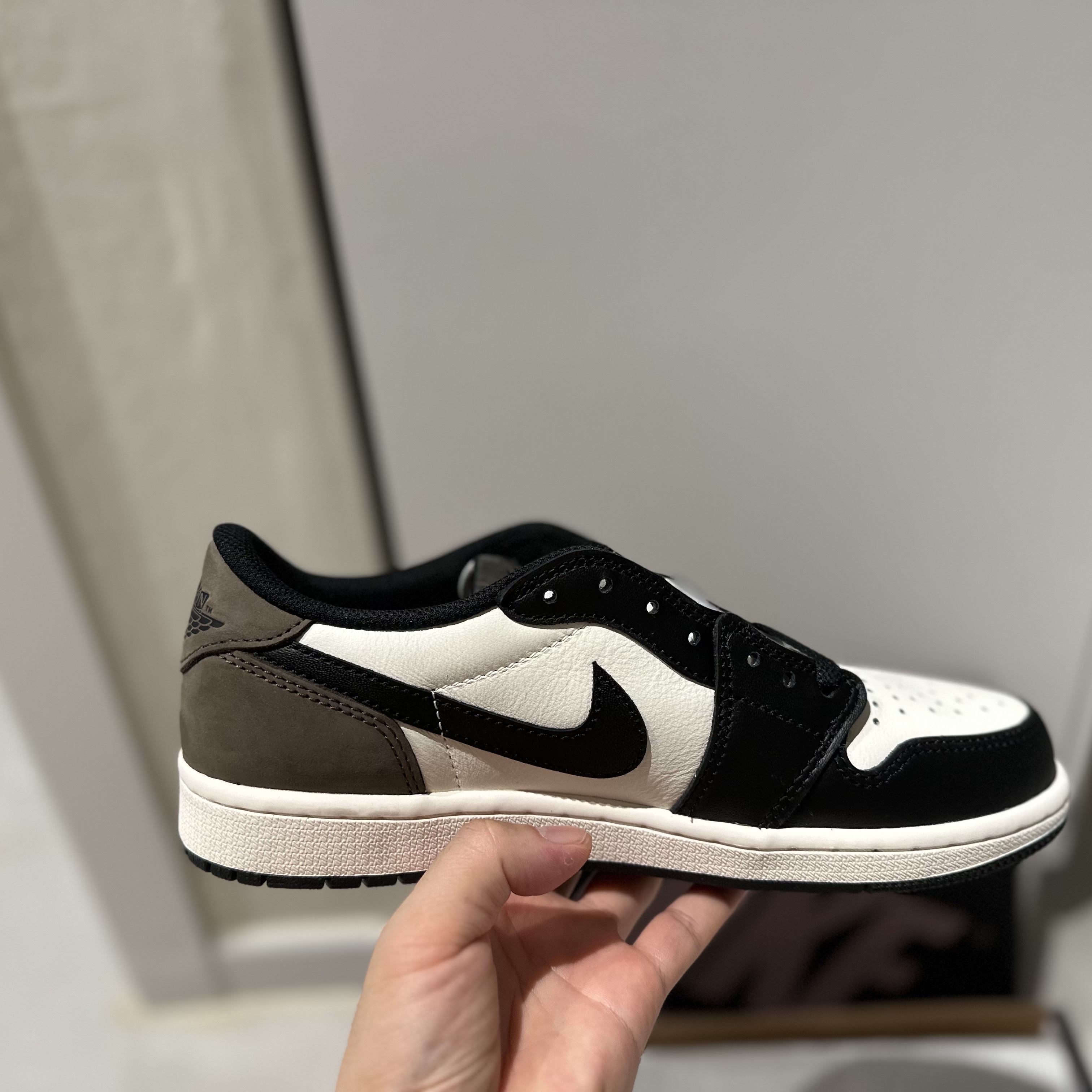 Jordan 1 Retro Low OG Mocha 착용 스타일 - 1