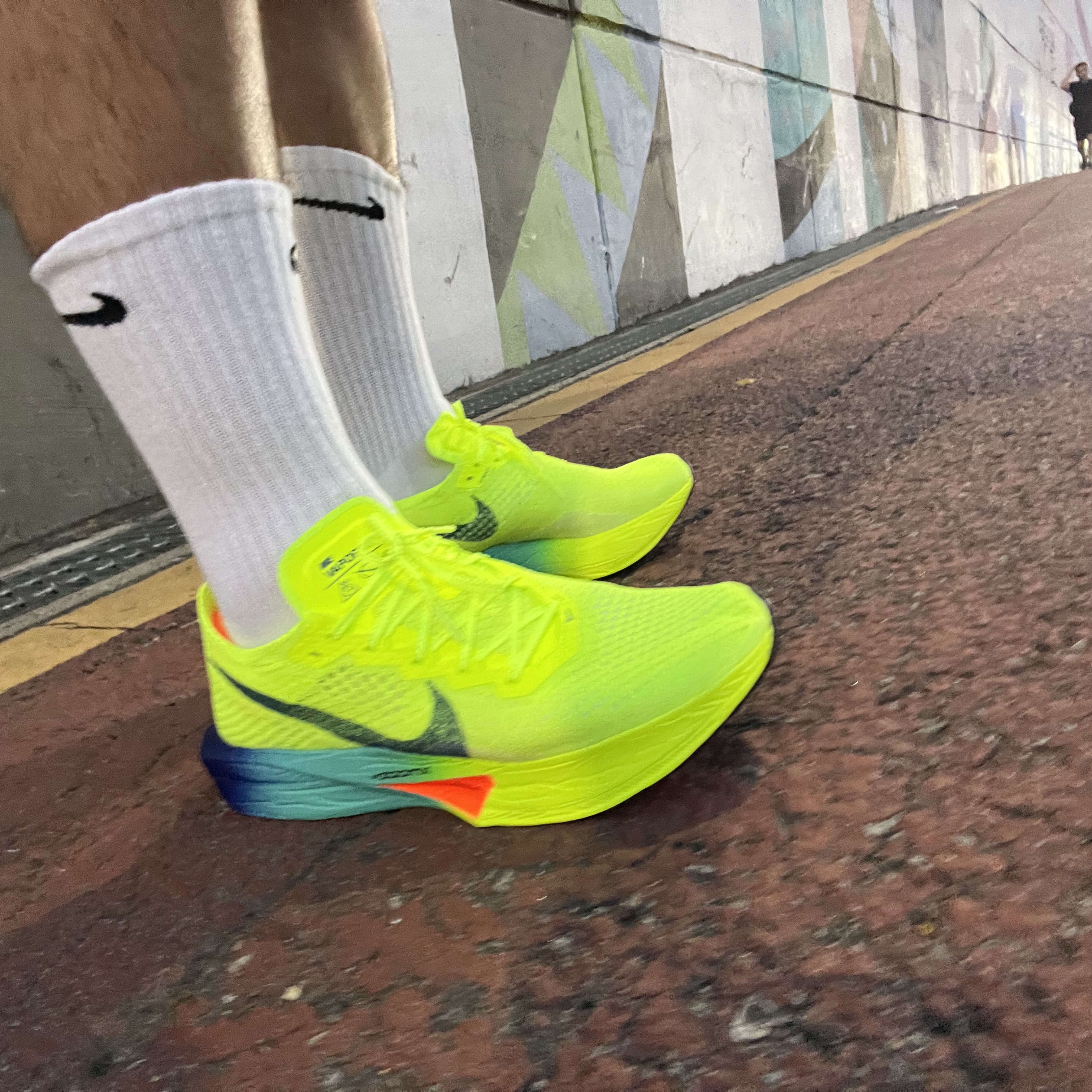 Nike ZoomX Vaporfly Next% 3 Volt Scream Green 착용 스타일 - 3
