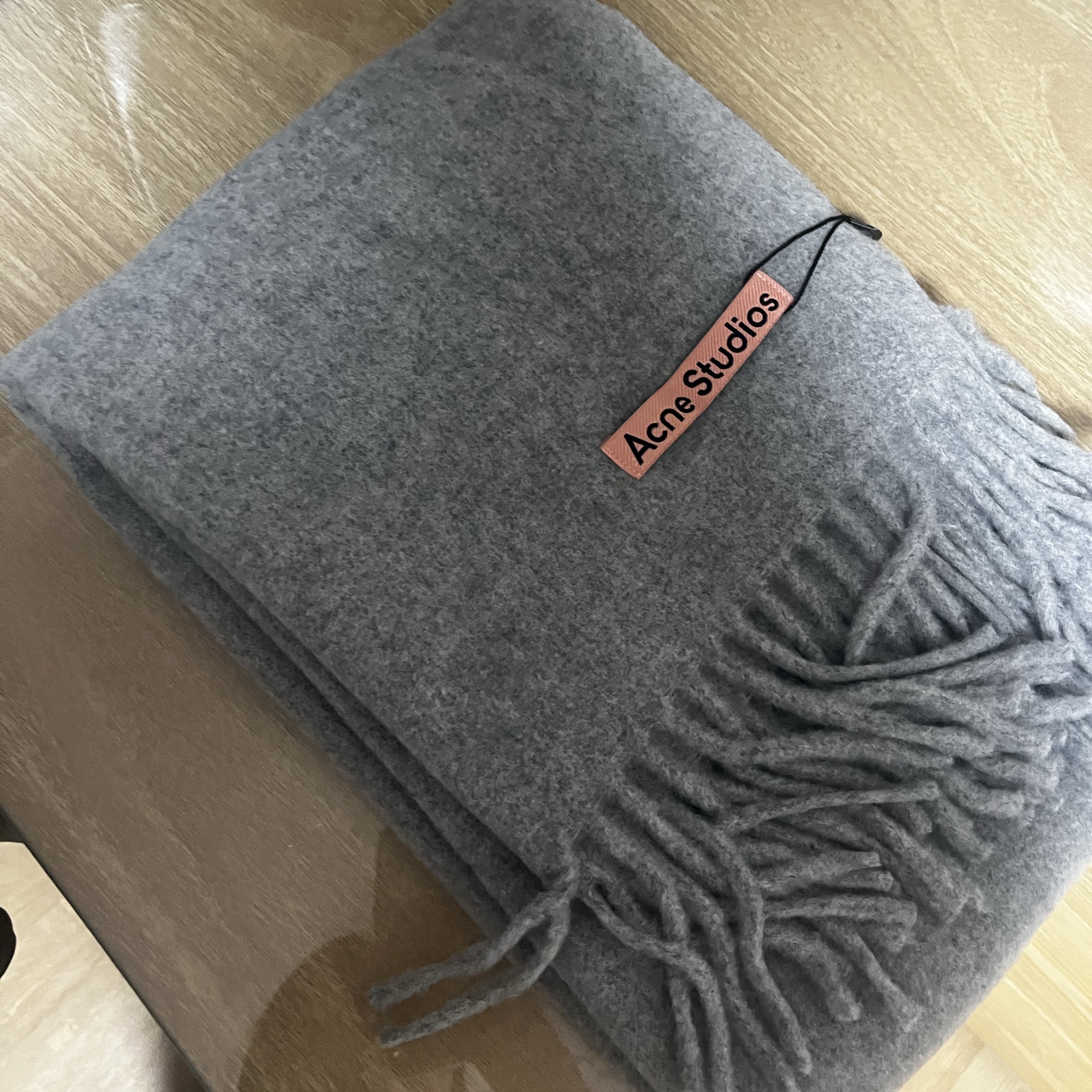 Acne Studios Narrow Wool Fringe Muffler Light Grey Melange 착용 스타일 - 1