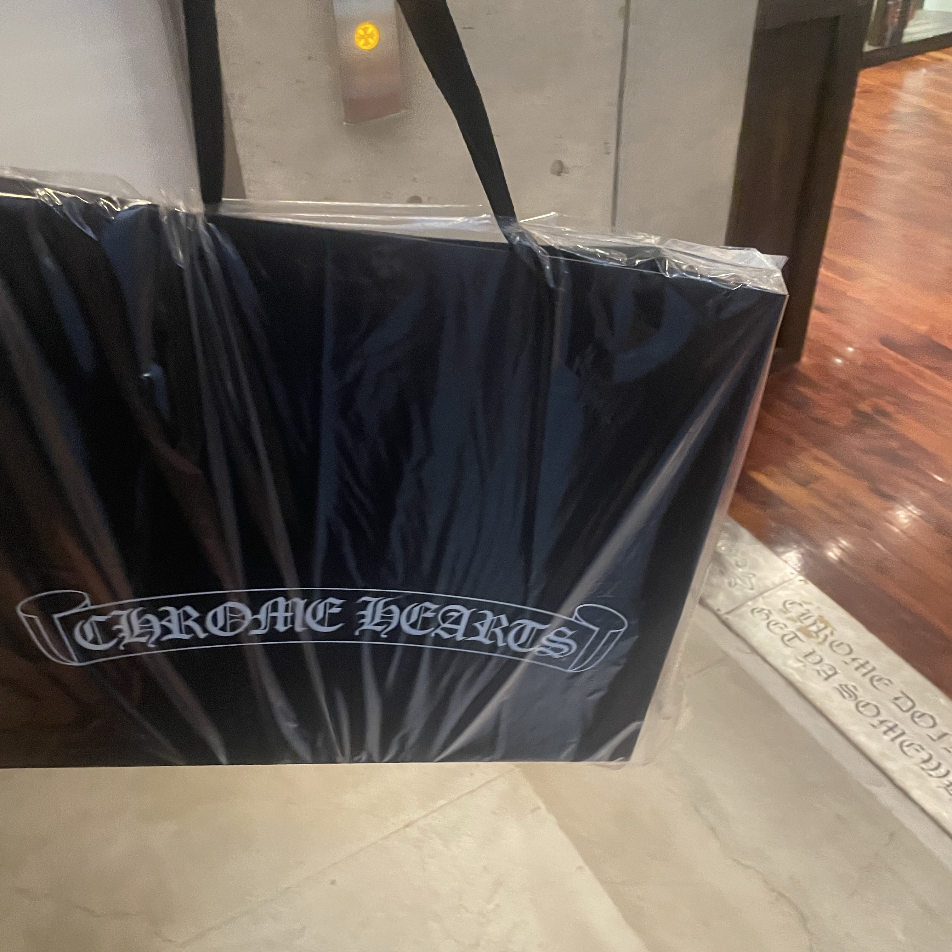 Rimowa Original Trunk Plus Aluminum Silver, Bottega Veneta Intrecciato Derby Shoes Graphite Black 착용 스타일 - 4