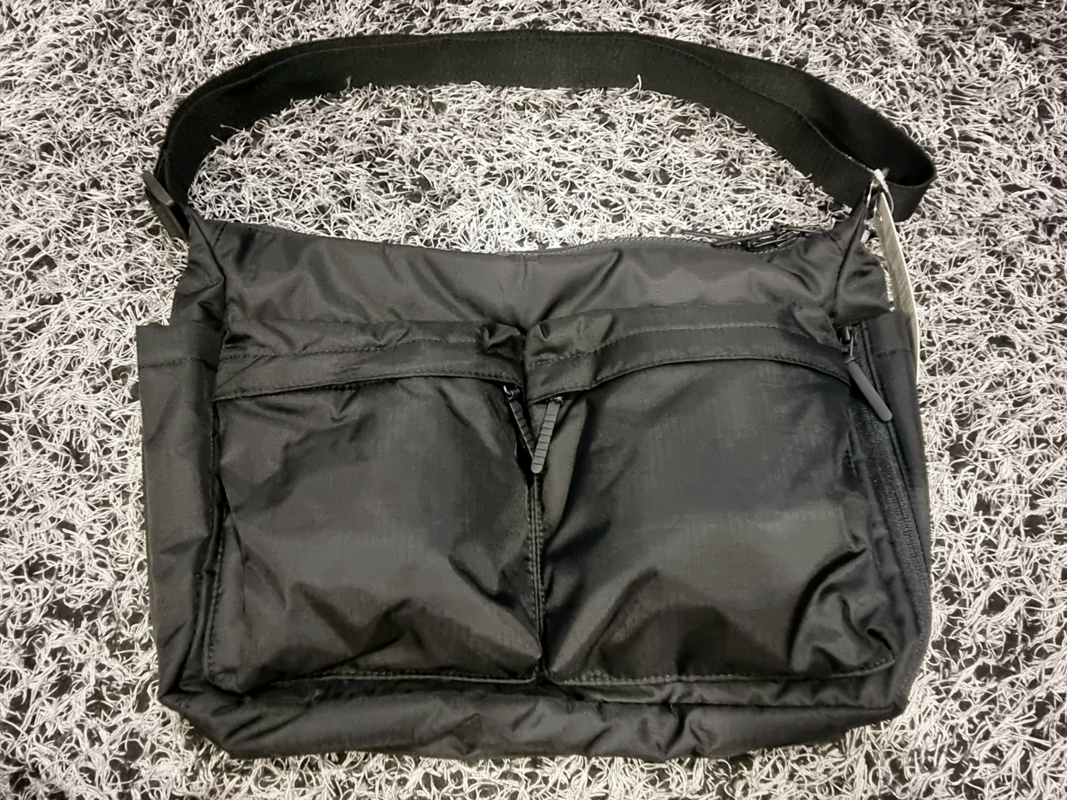 Uniqlo Multi Pocket Shoulder Bag Black 착용 스타일 - 1