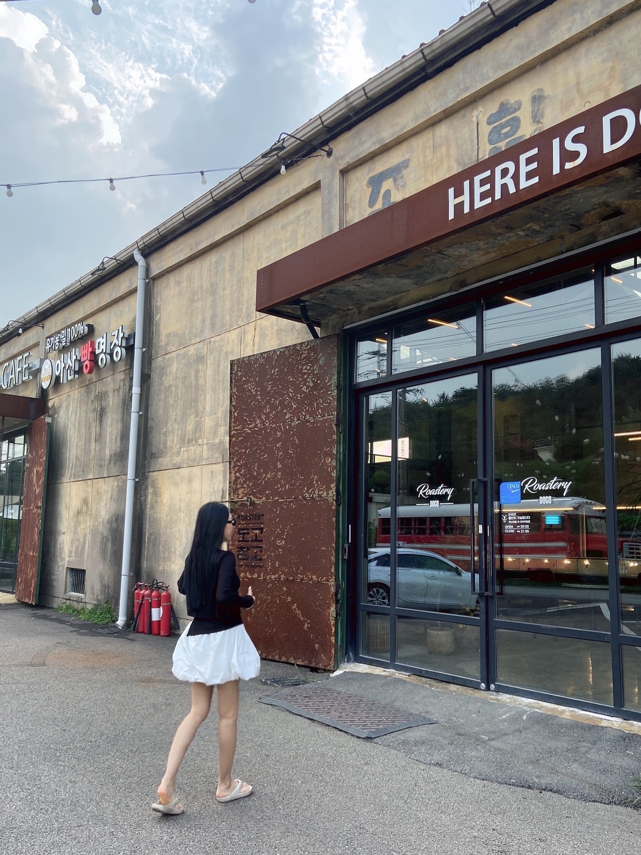 (W) Celine Triomphe 01 Sunglasses in Acetate Black, New Balance x Taw&Toe Flip Flop Ivory 착용 스타일 - 1