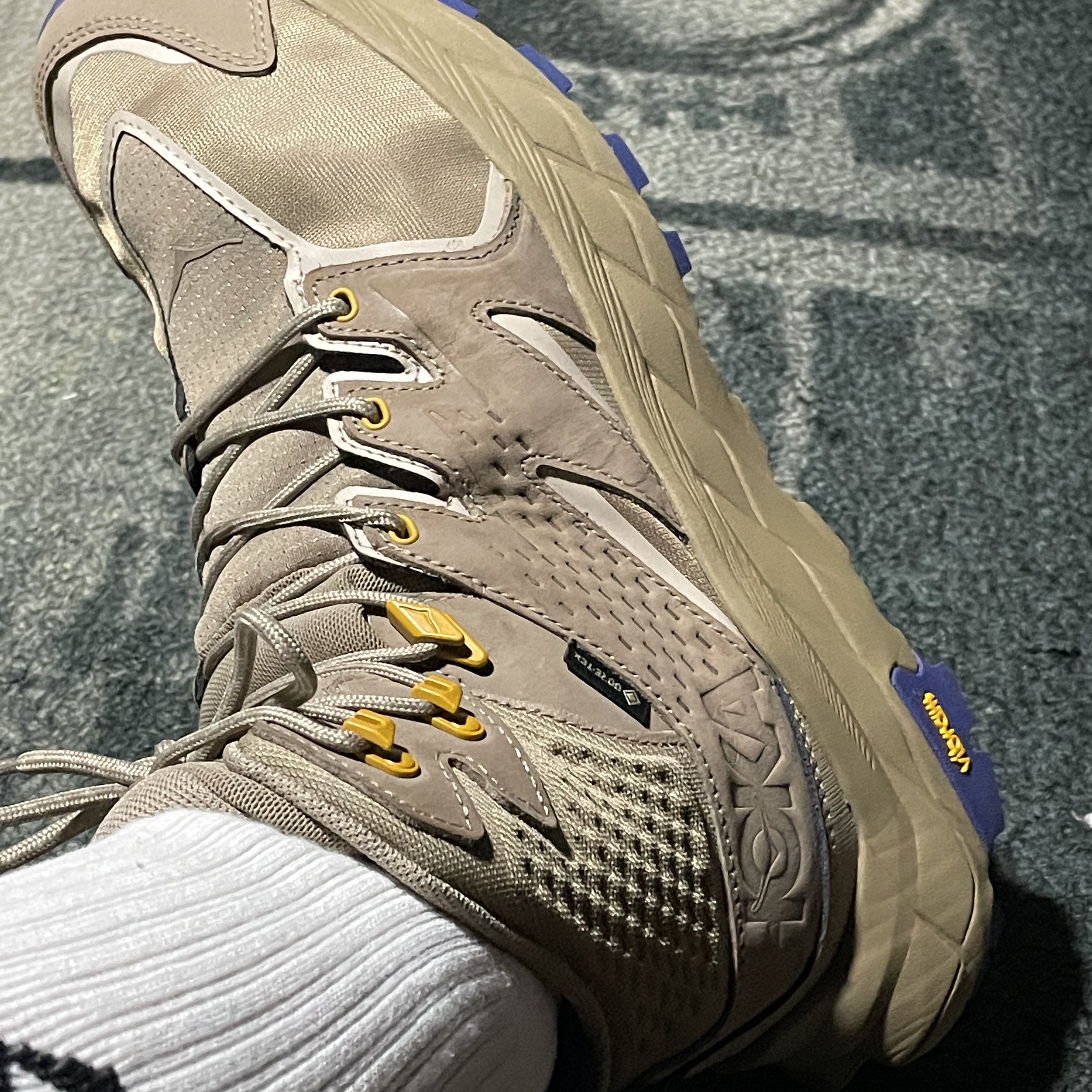 Hoka Anacapa Mid Gore-Tex Dune Elmwood 착용 스타일