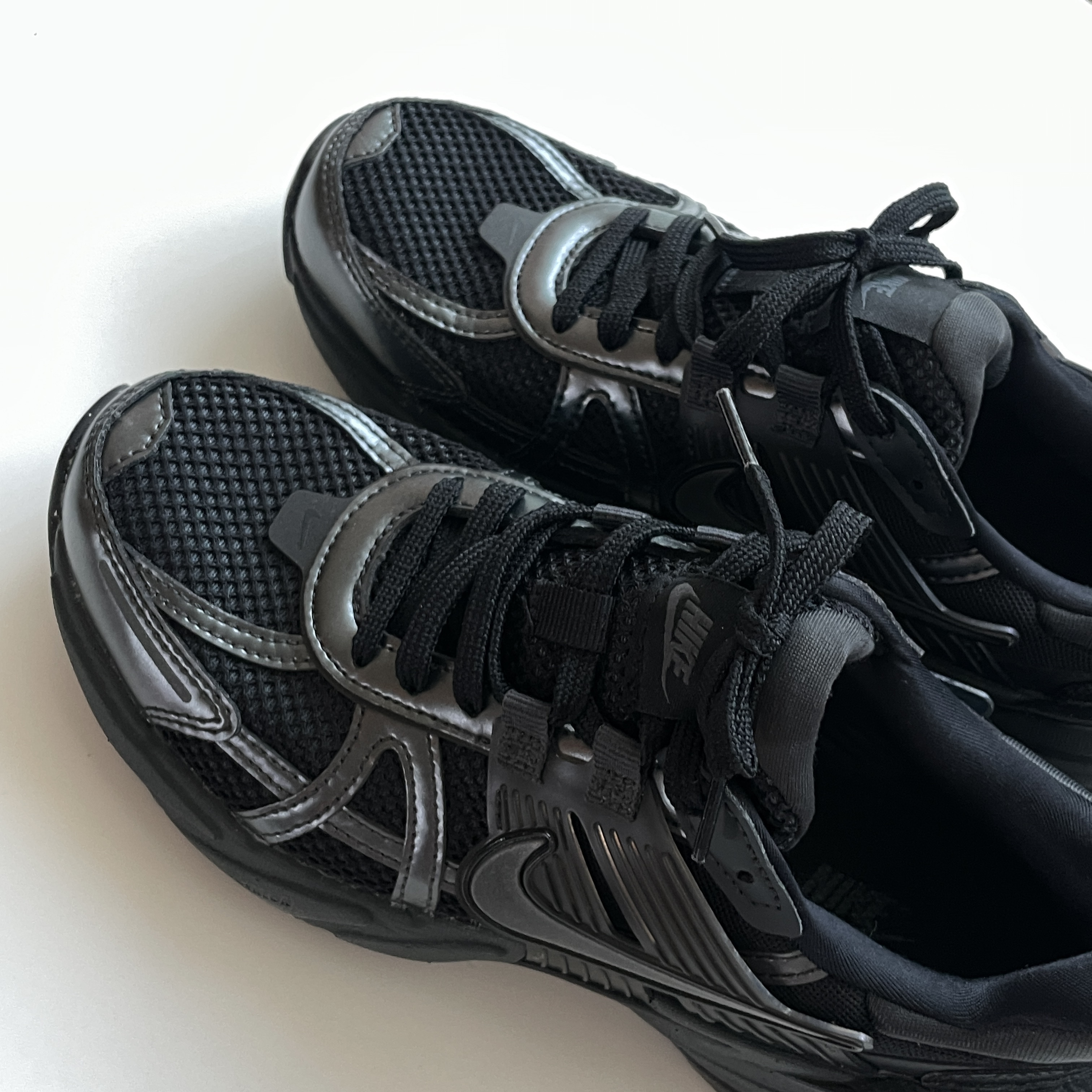 Nike V2K Run Black Anthracite 착용 스타일