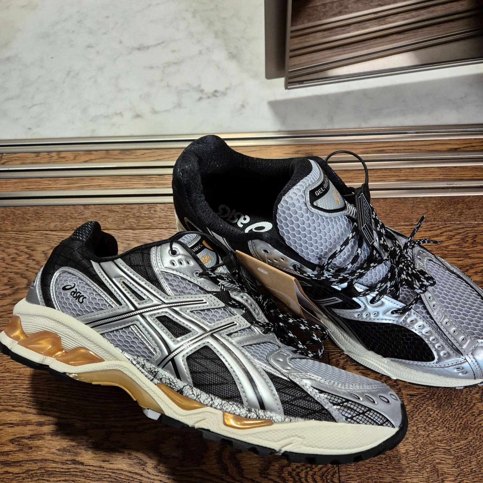 Asics Gel-Nimbus 10.1 Piedmont Grey Pure Silver 착용 스타일
