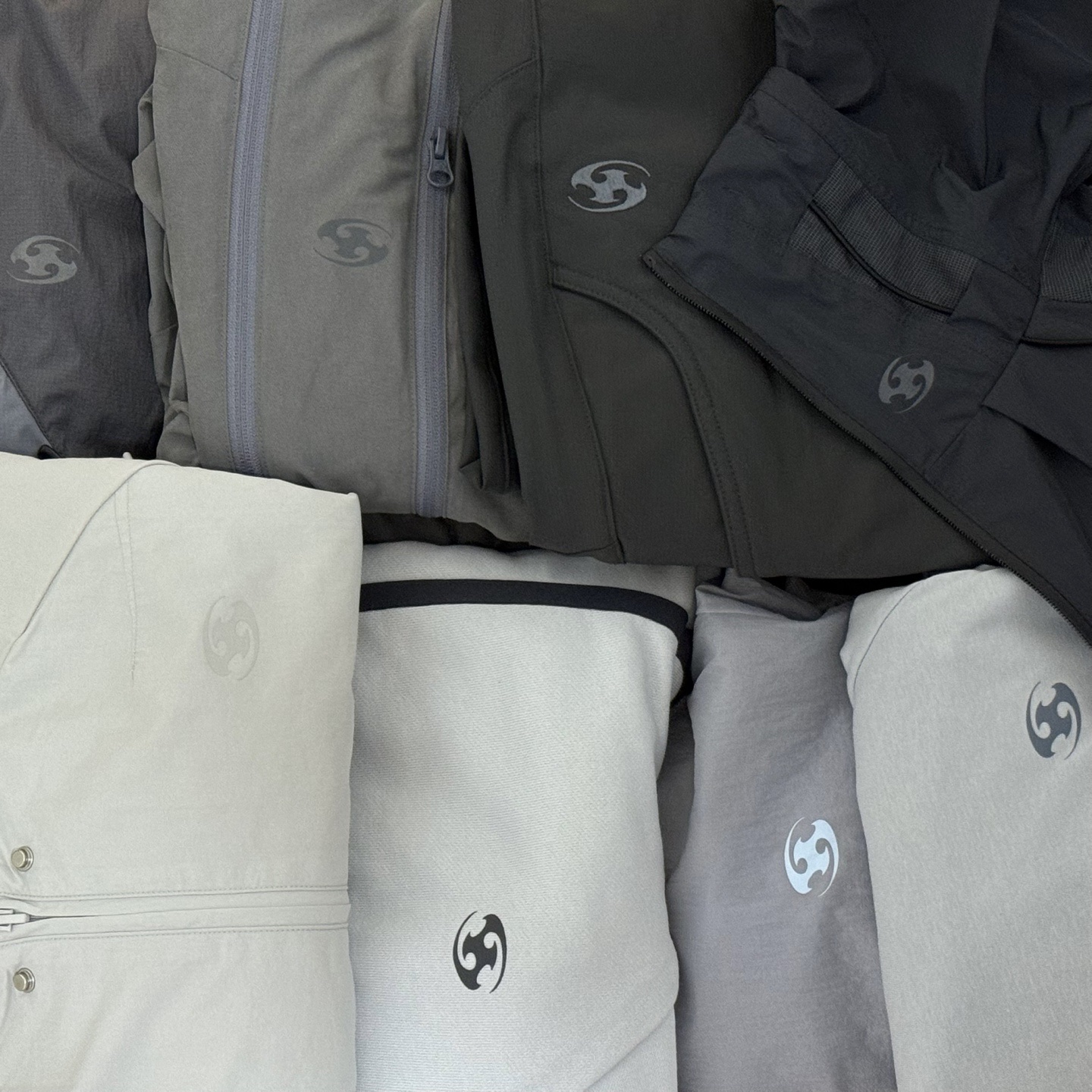 산산기어 지퍼 팬츠 차콜 - 23FW | Sansan Gear | KREAM