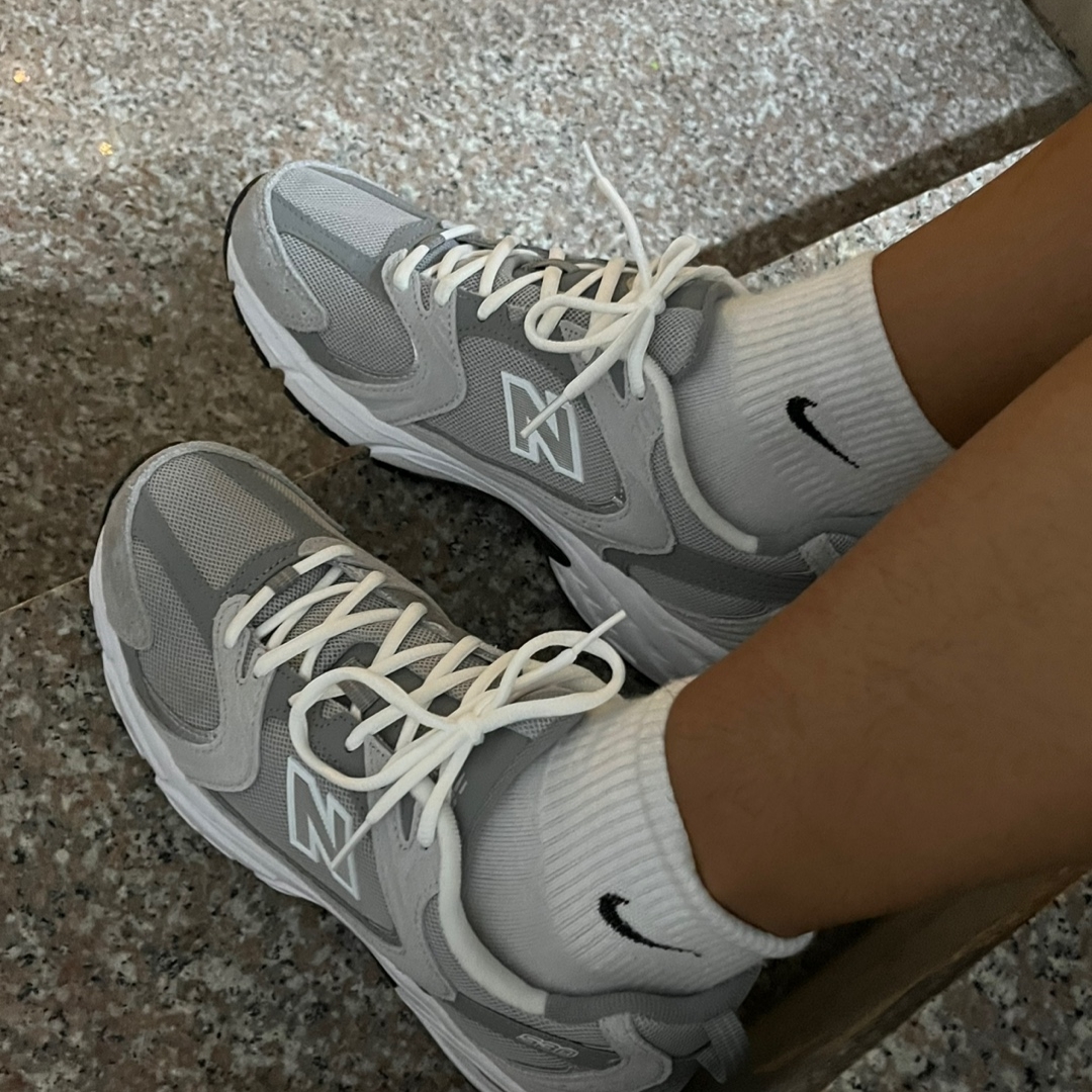 New Balance 530 Grey 착용 스타일 - 1
