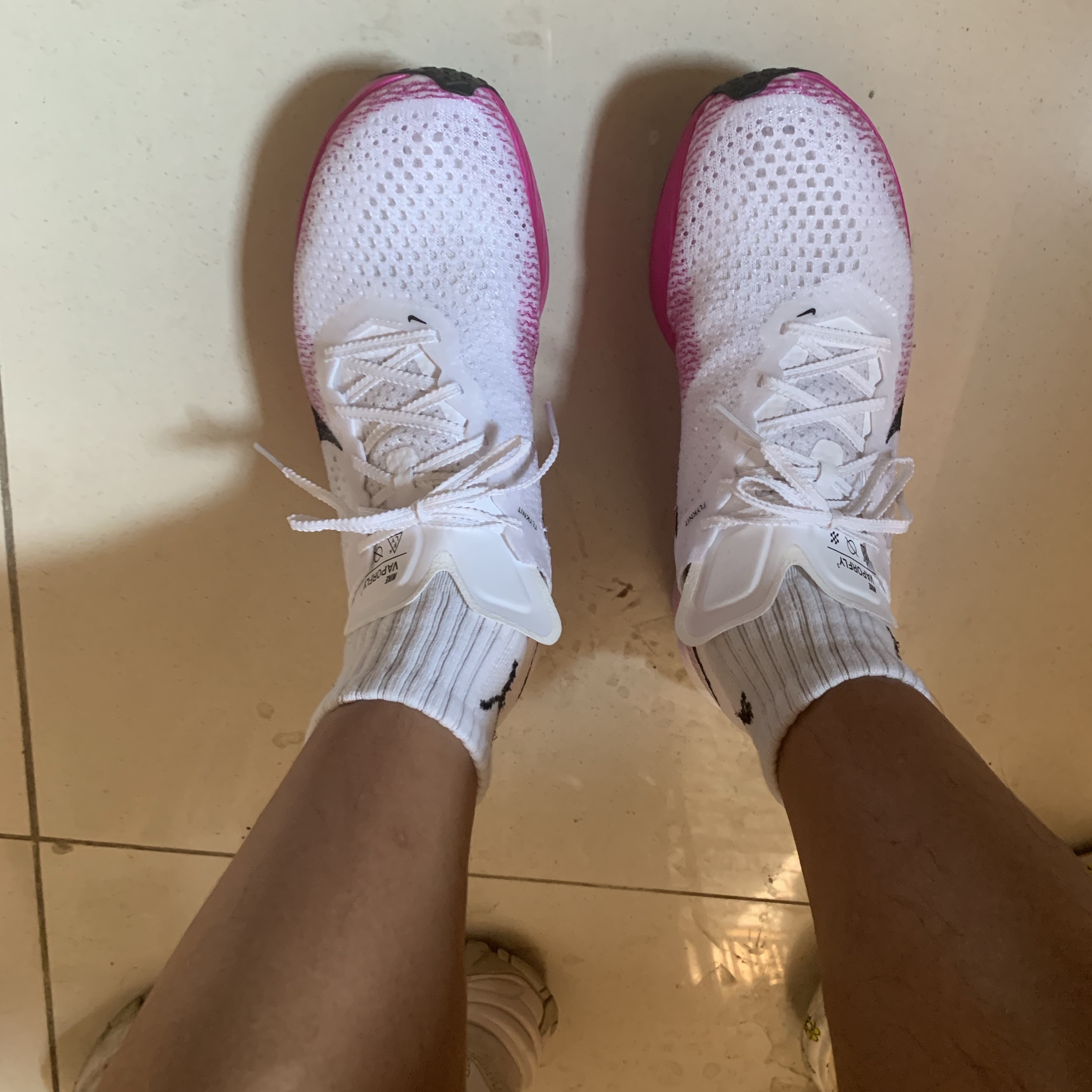 (W) Nike ZoomX Vaporfly Next% 3 White Vivid Purple 착용 스타일 - 2