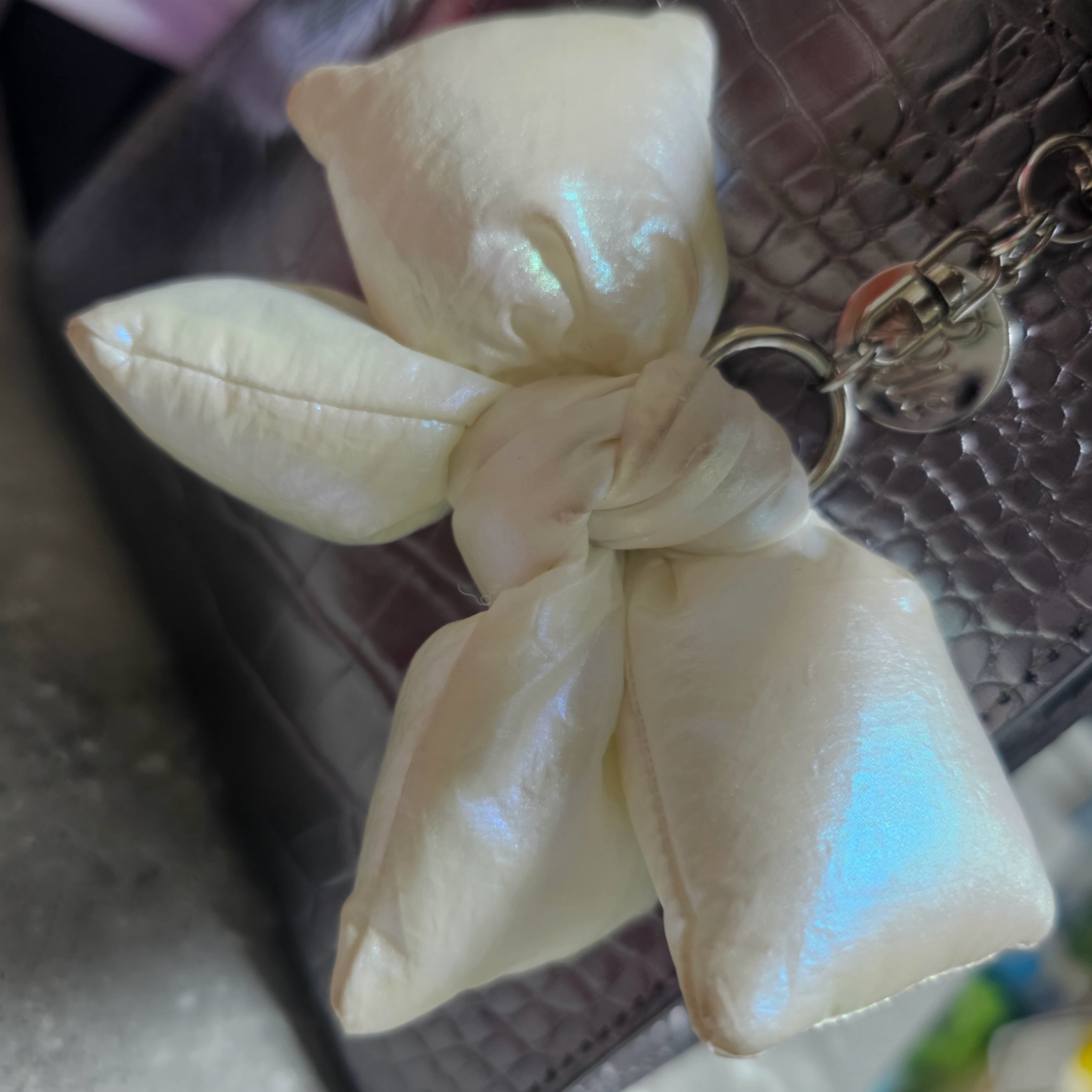 [KREAM 단독] Bloomingtale Padded Ribbon Keyring White 착용 스타일