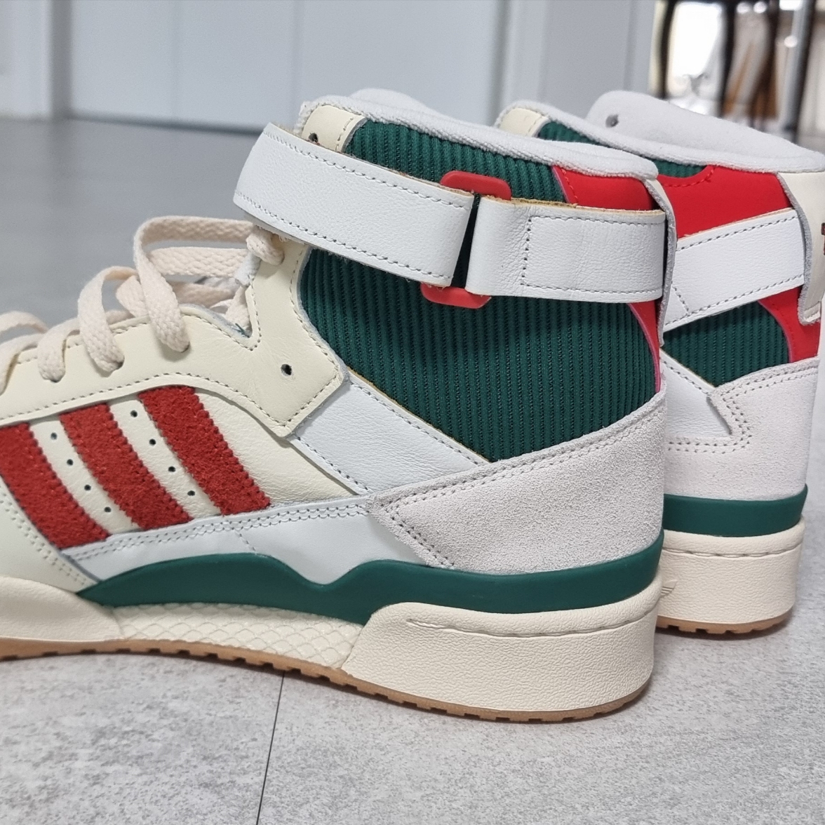 Adidas Forum 84 High Collegiate Green Red, Nike V2K Run Black Anthracite 착용 스타일 - 8