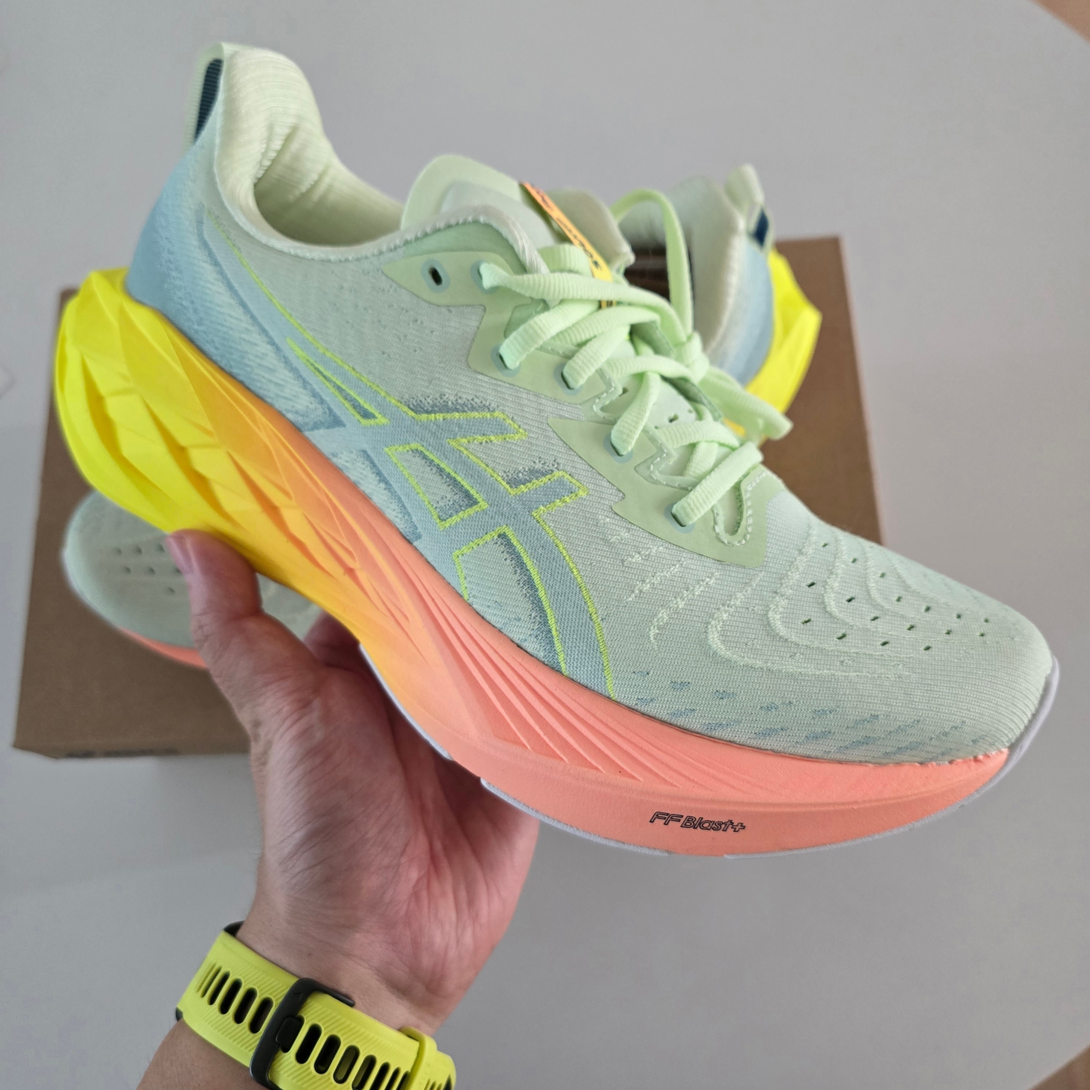 Asics Novablast 4 Cool Matcha Safety Yellow 착용 스타일