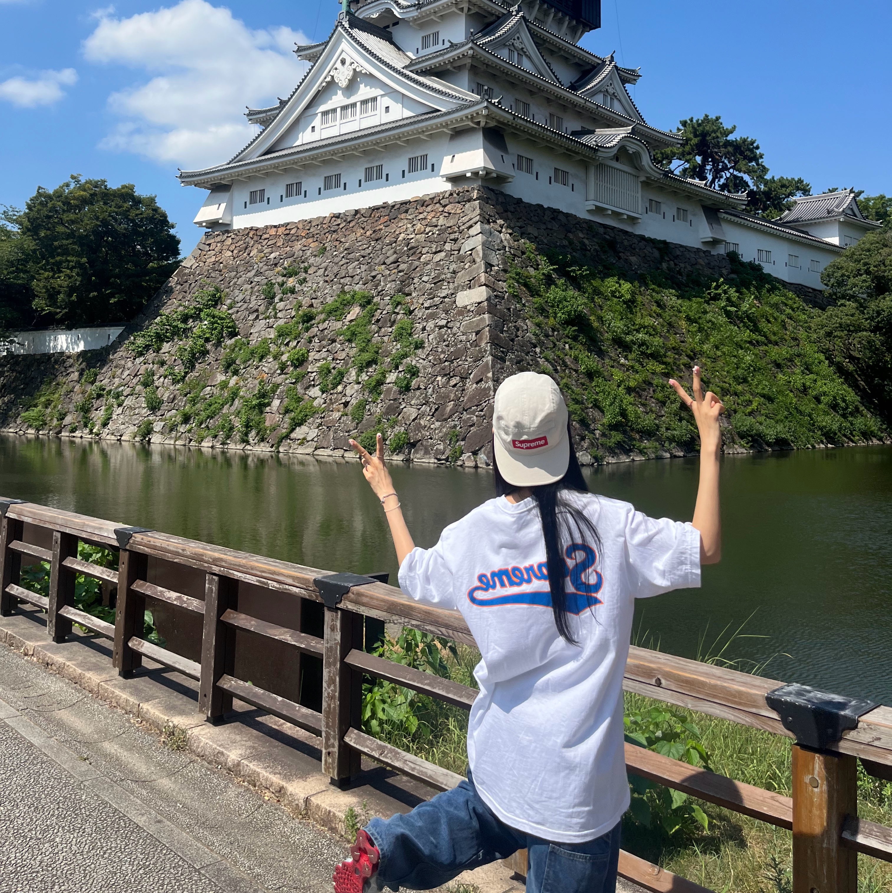 Supreme Washed Chino Twill Camp Cap Natural - 24SS, Supreme Backwards T-Shirt White - 24SS 착용 스타일 - 2