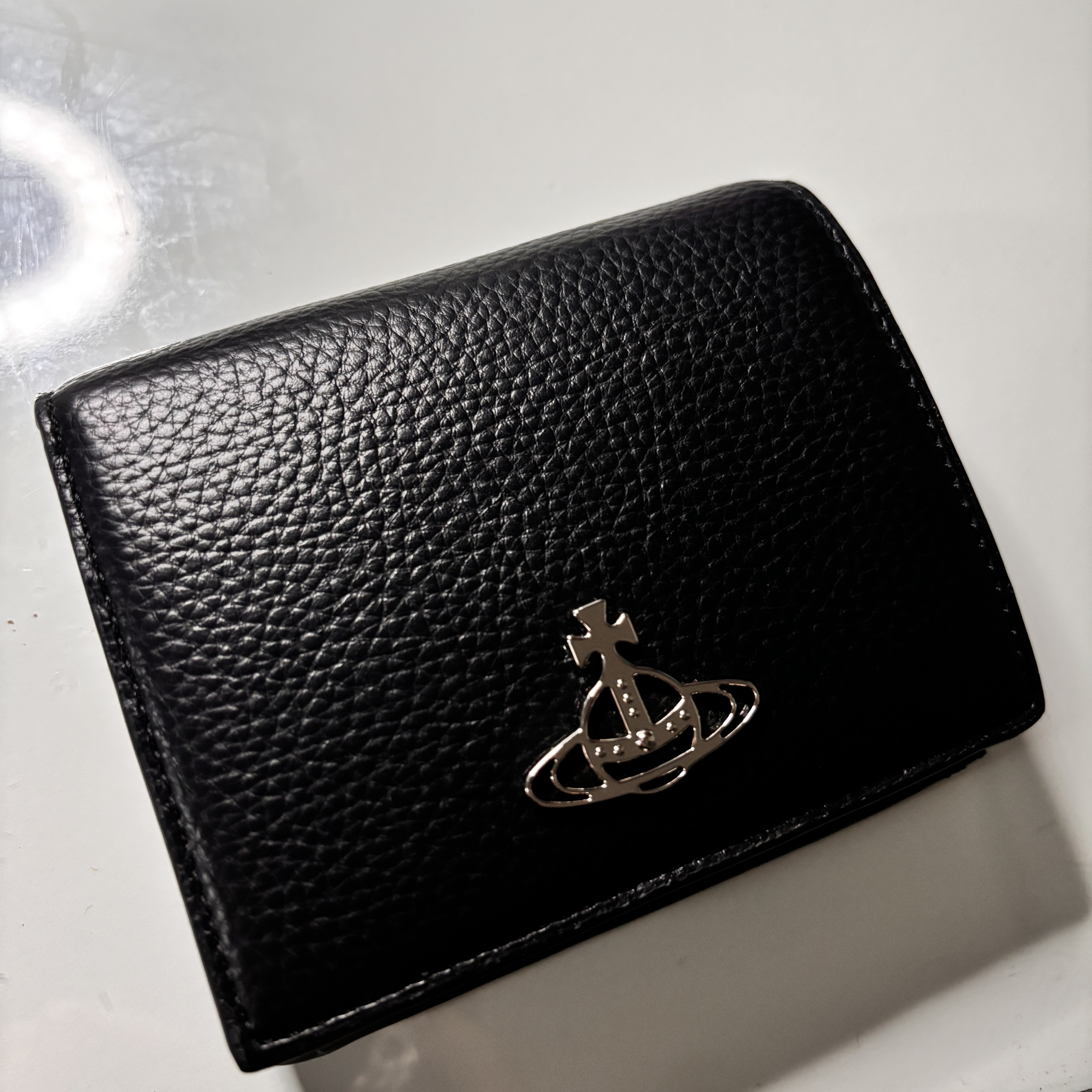 Vivienne Westwood Re-Vegan Grain Billfold Black 착용 스타일 - 1