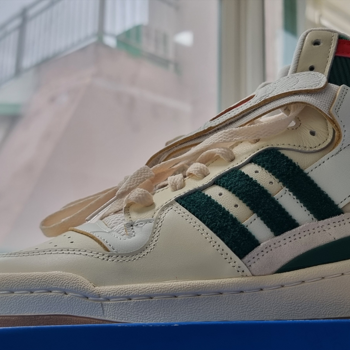 Adidas Forum 84 High Collegiate Green Red, Nike V2K Run Black Anthracite 착용 스타일 - 6