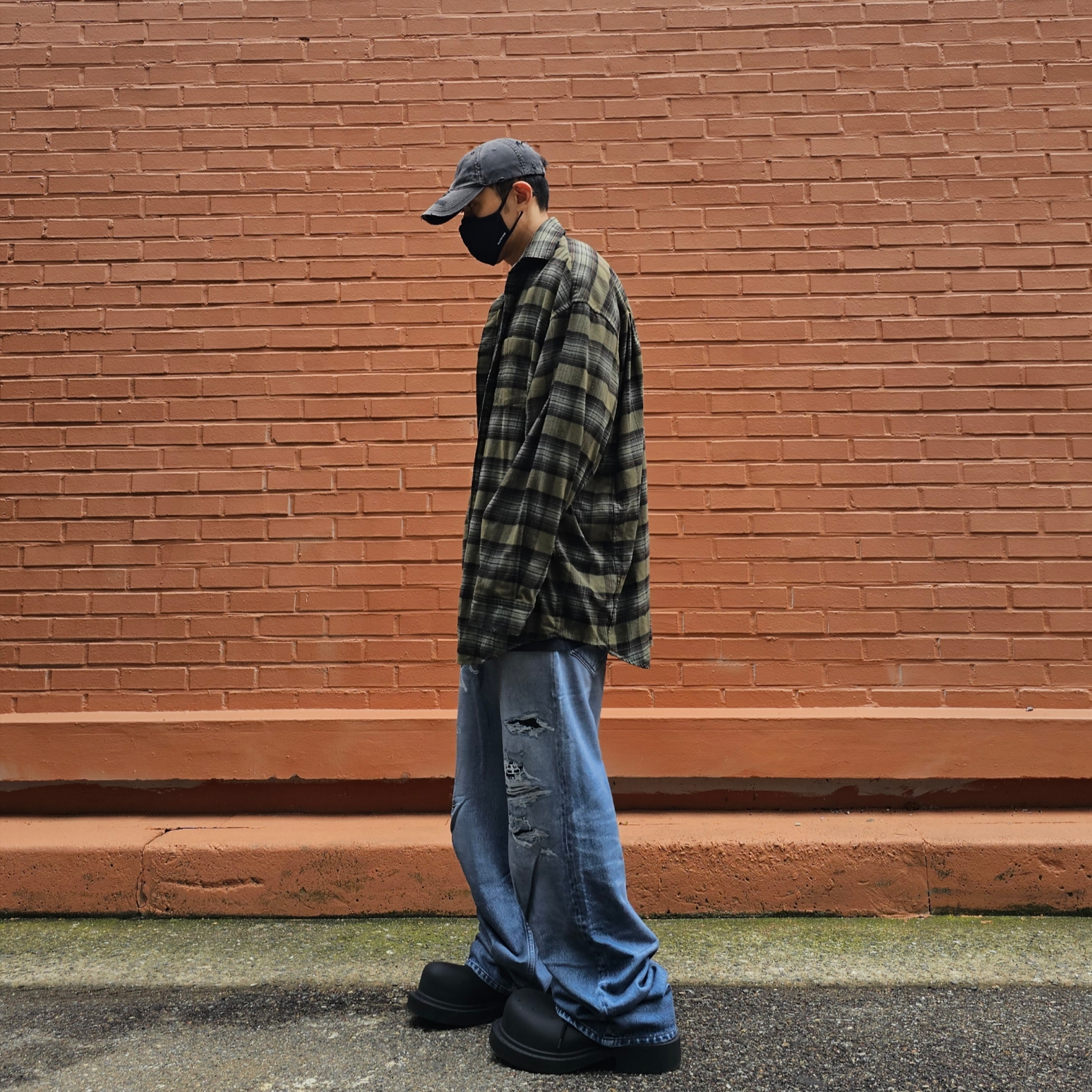 Balenciaga Paris Liberty Layered Oversized Shirts Dark Green, Balenciaga Trompe L’oeil Denim Pants Blue 착용 스타일 - 5