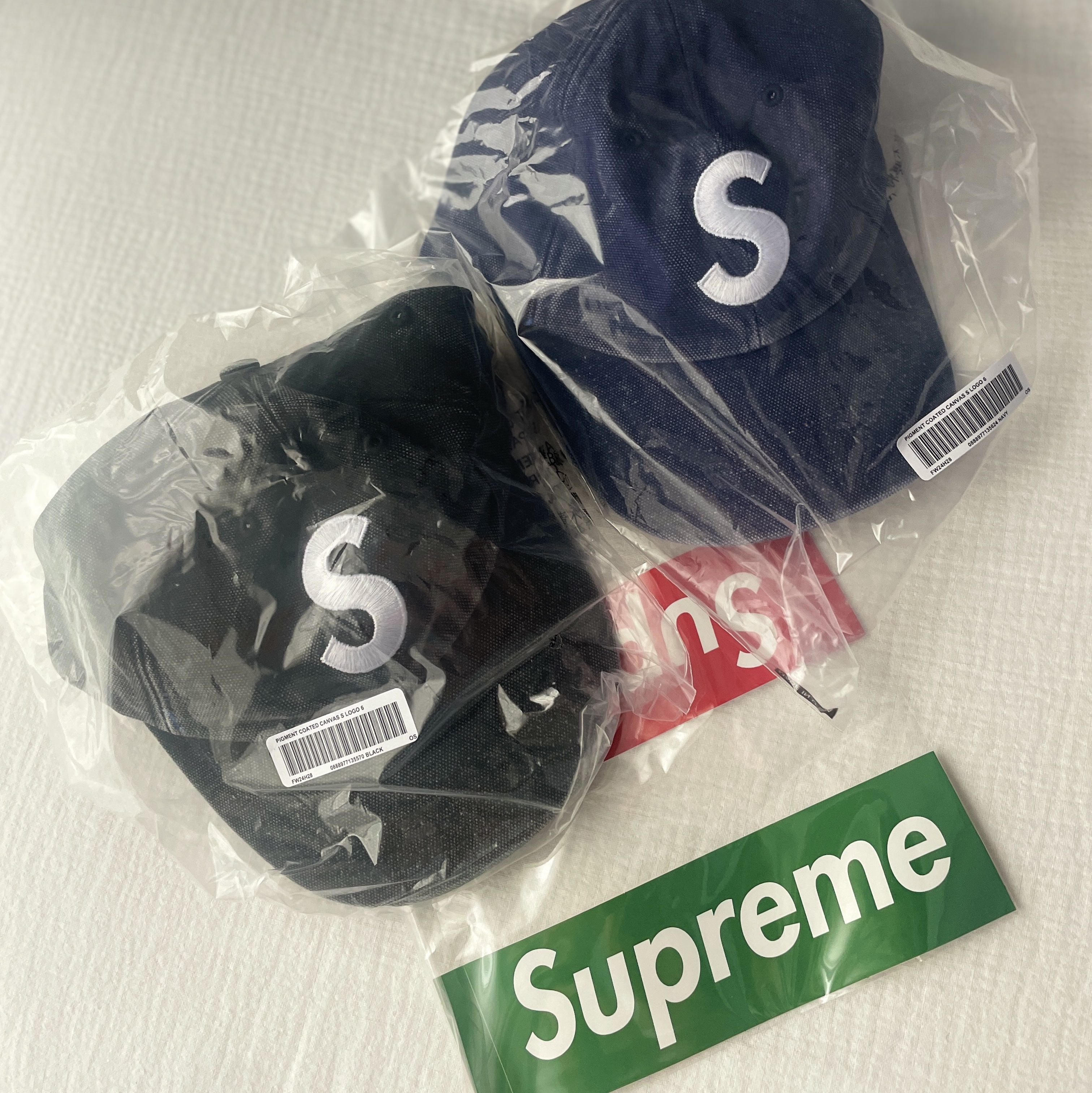 Supreme Pigment S Logo 6-Panel Navy - 24FW, Supreme Pigment S Logo 6-Panel Black - 24FW 착용 스타일