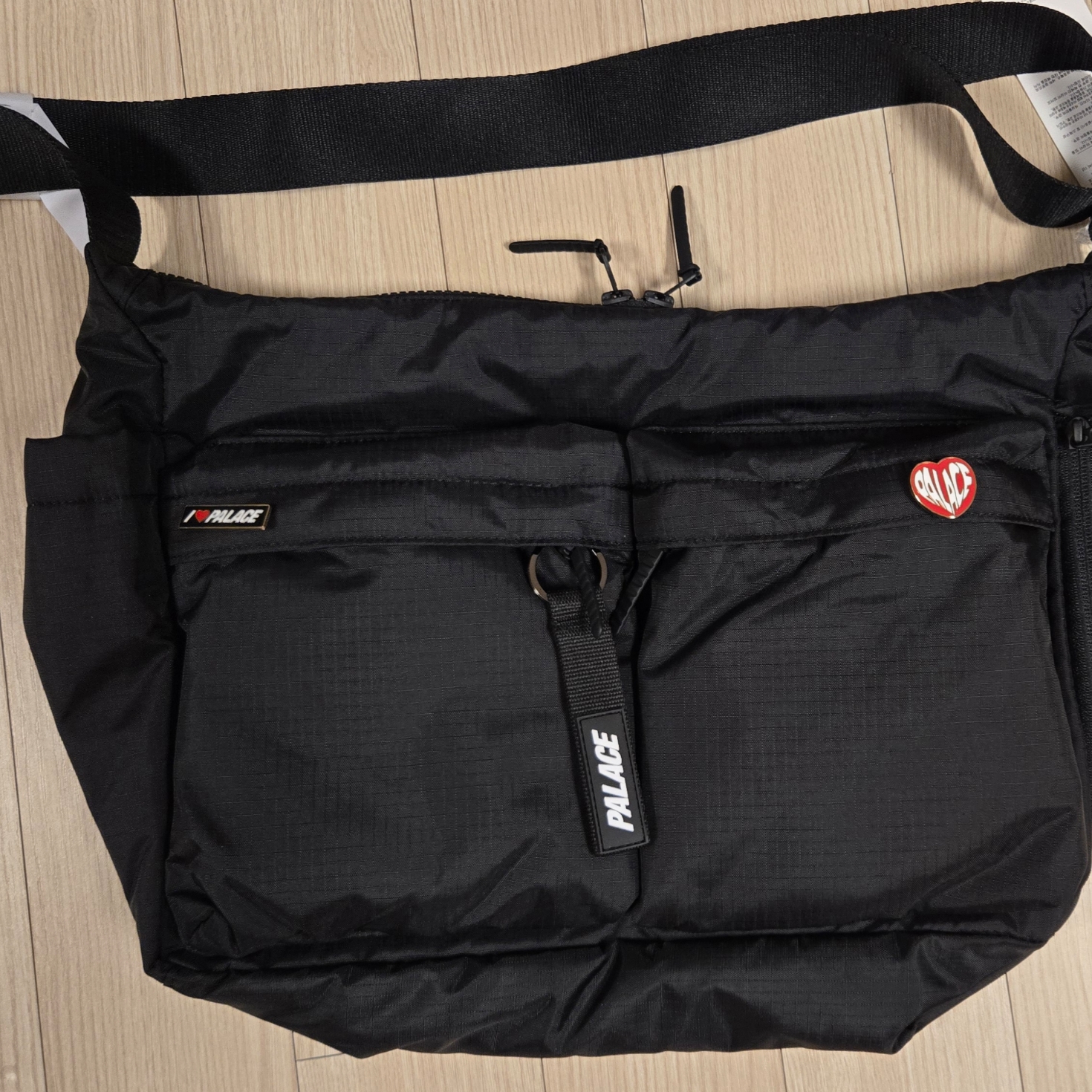 Uniqlo Multi Pocket Shoulder Bag Black, Palace Webbing Keyring Black - 24FW 착용 스타일