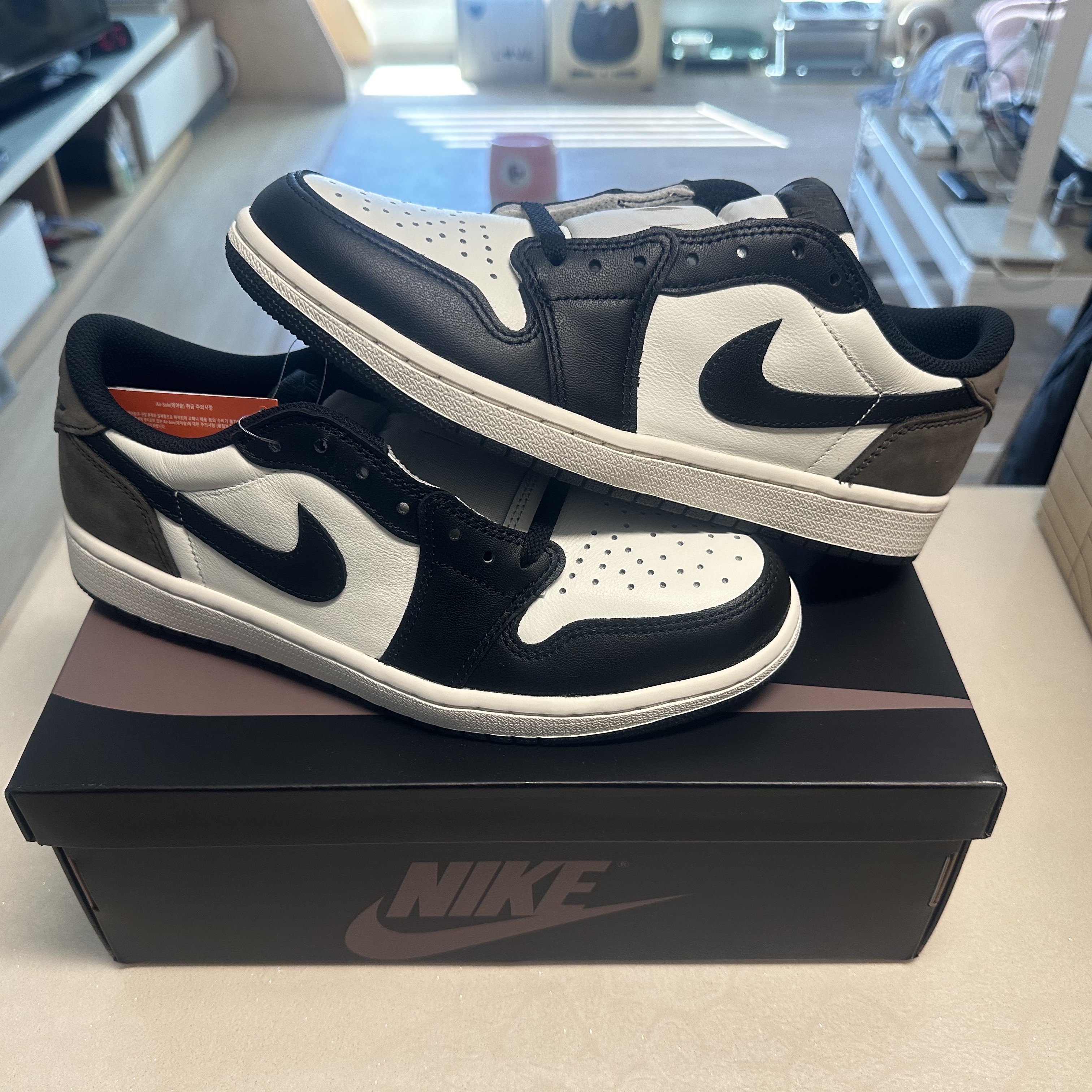 Jordan 1 Retro Low OG Mocha 착용 스타일 - 1