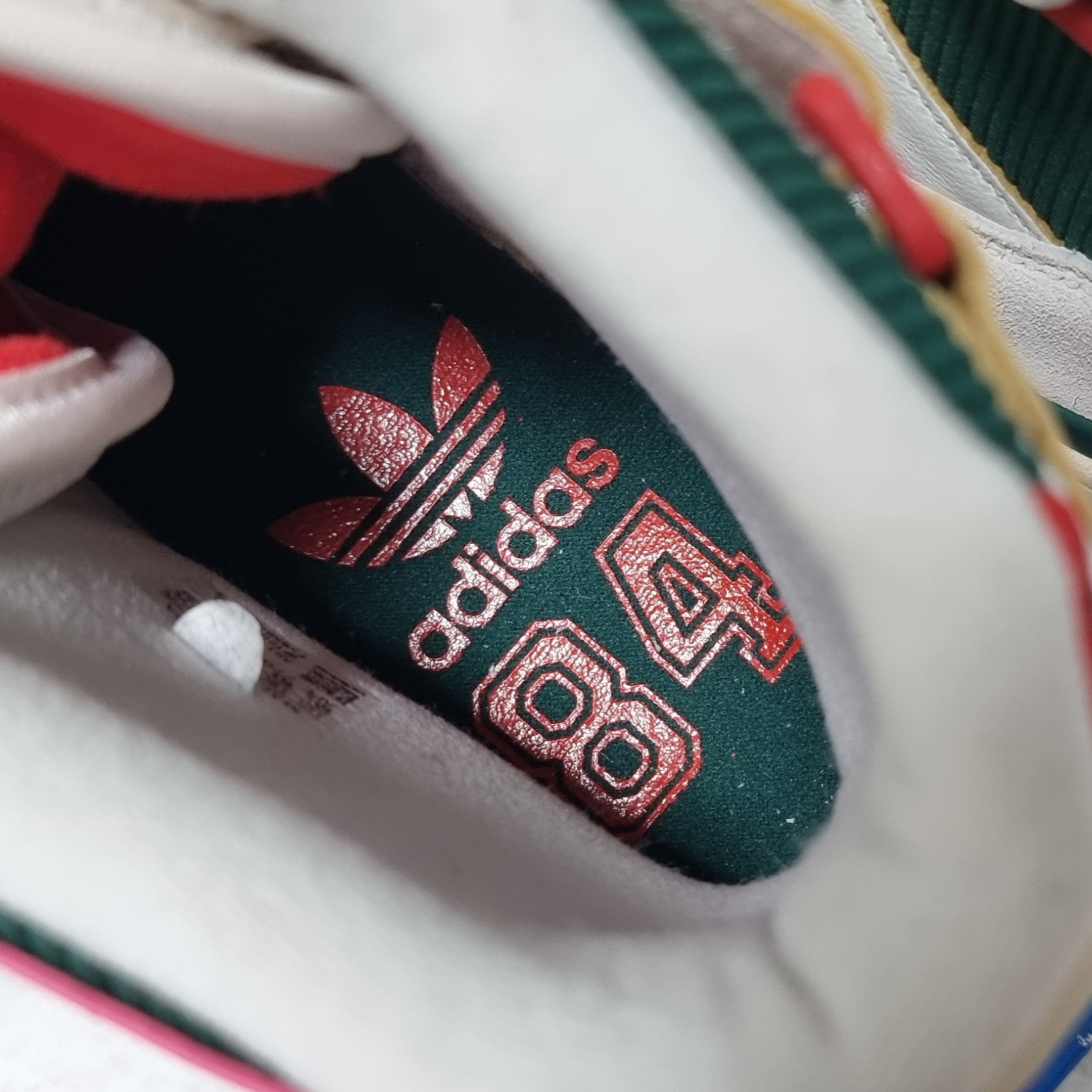 Adidas Forum 84 High Collegiate Green Red, Nike V2K Run Black Anthracite 착용 스타일 - 3