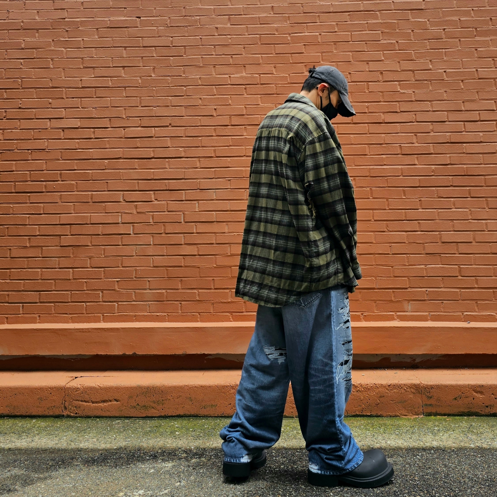 Balenciaga Paris Liberty Layered Oversized Shirts Dark Green, Balenciaga Trompe L’oeil Denim Pants Blue 착용 스타일 - 4