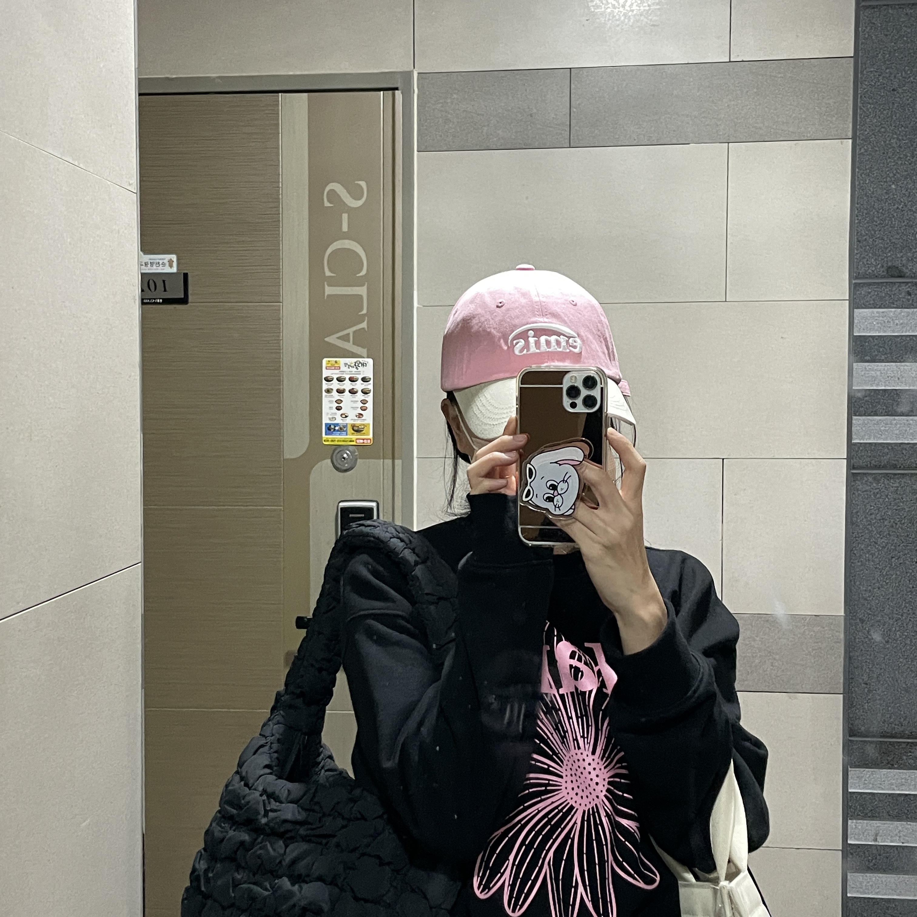 COS Quilted Mini Bag Black, Emis New Logo Mix Ball Cap Beige Pink 착용 스타일