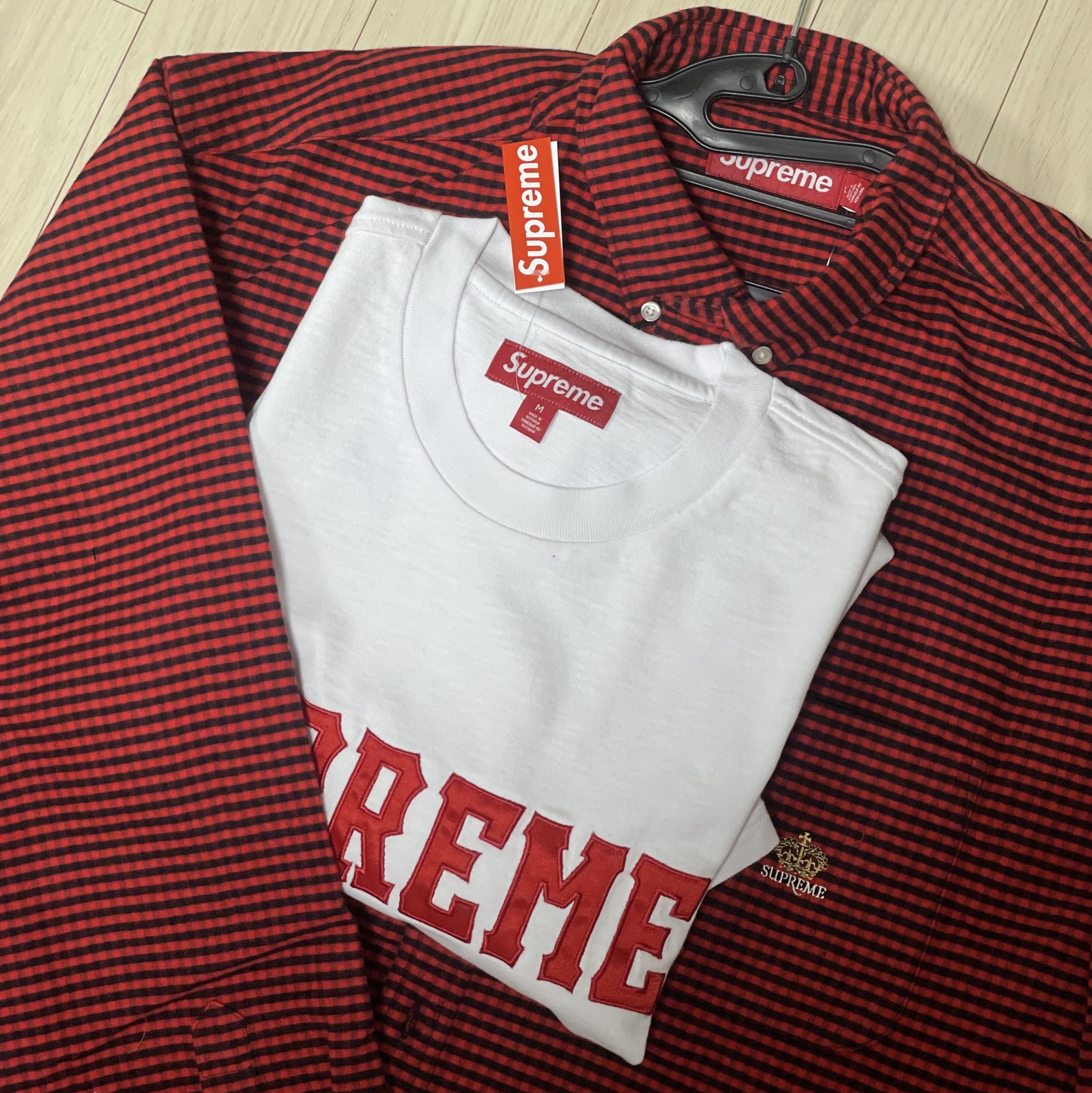 Supreme Loose Fit Flannel Oxford Shirt Red Plaid - 24FW, Supreme Twill Applique S/S Top White - 24FW 착용 스타일