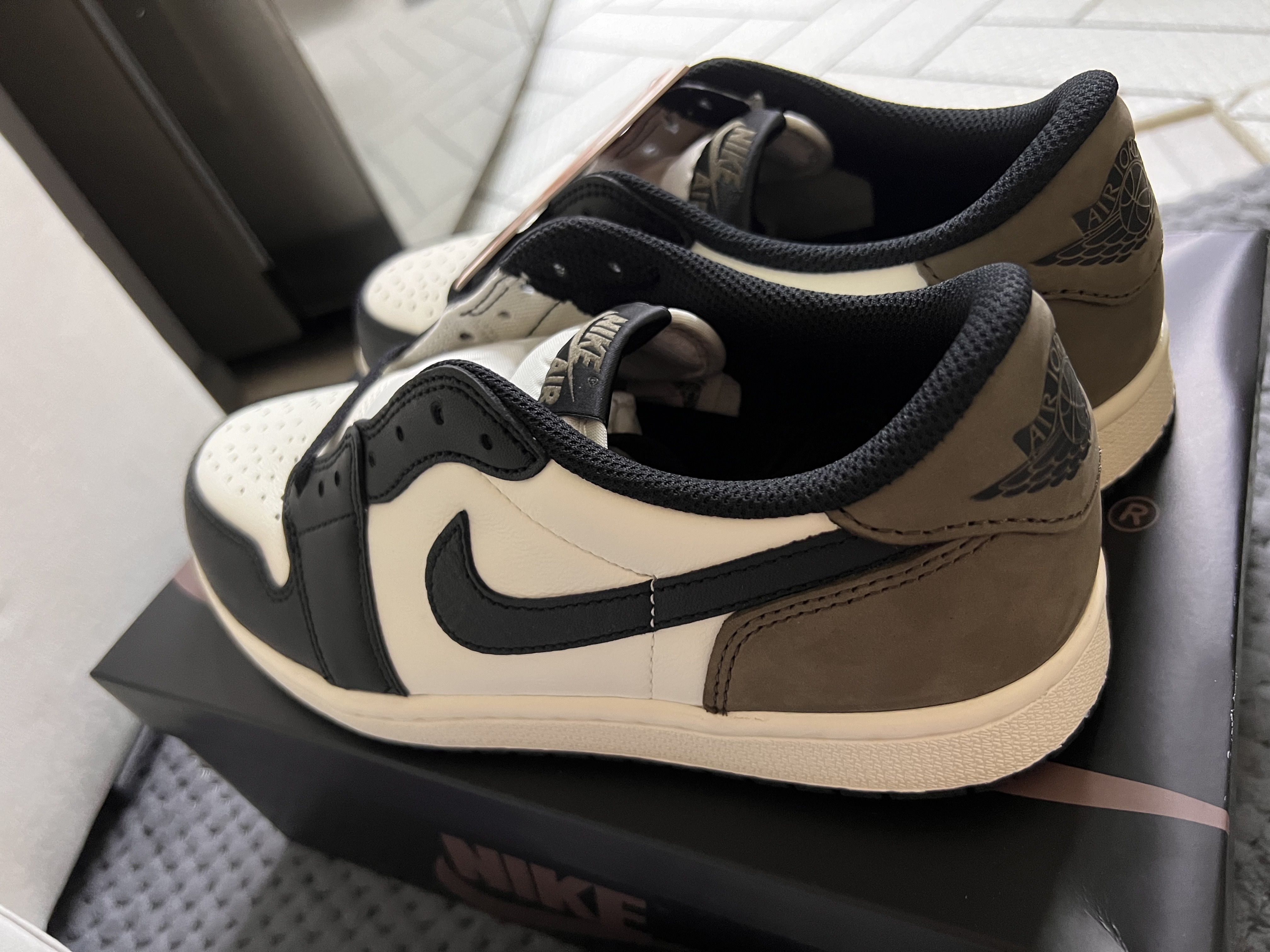 Jordan 1 Retro Low OG Mocha 착용 스타일 - 2