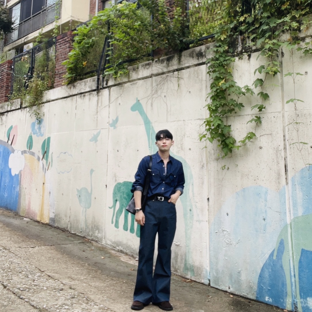 STU Flared Indigo Denim Pants Blue, STU Suede Peny Loafers Brown 착용 스타일