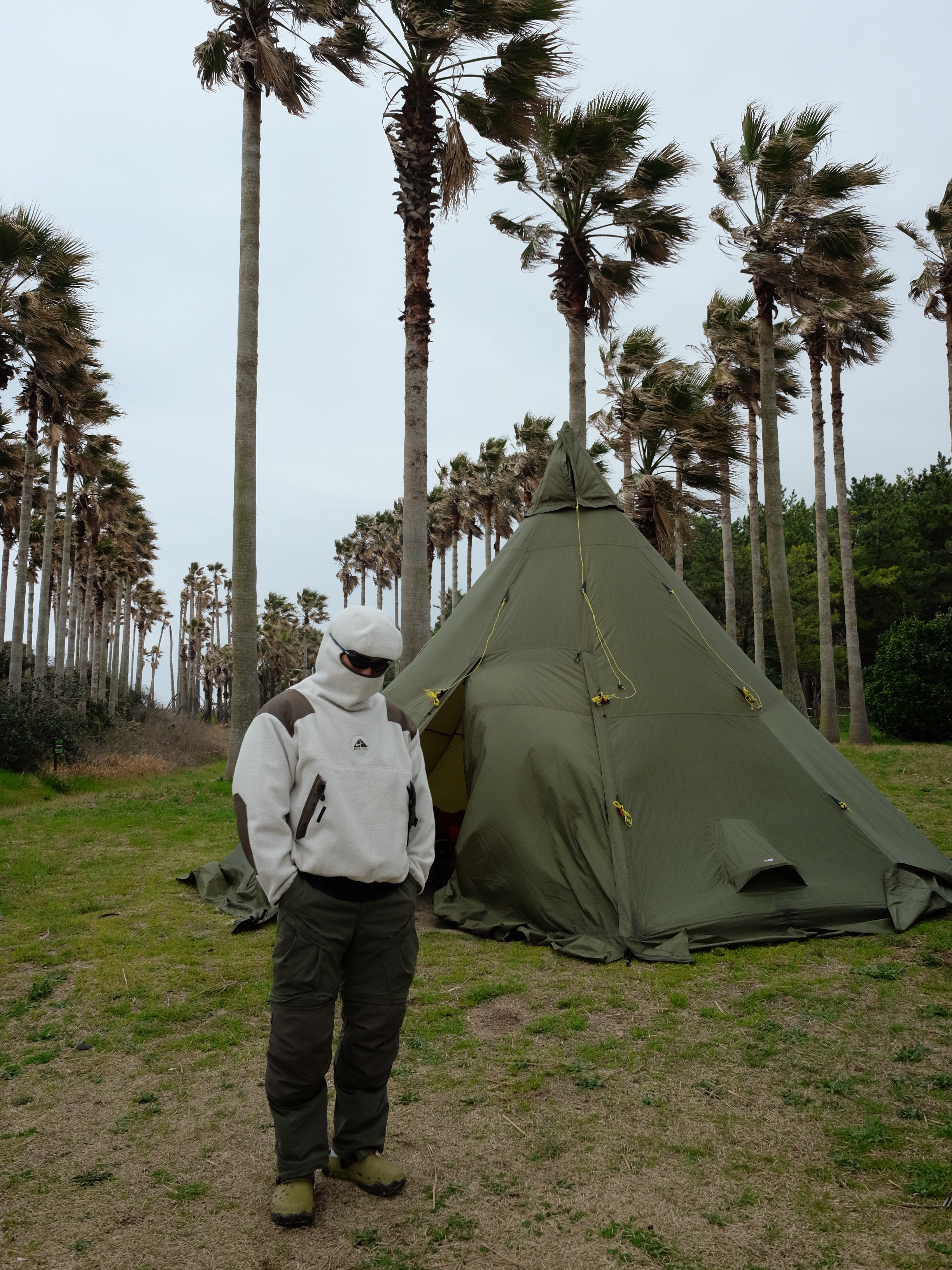 Crocs x Roa Hiking Atlas Clog Aloe Multi, Nike ACG Balaclava Retro Fleece Pullover Light Bone Cargo Khaki - Asia 착용 스타일